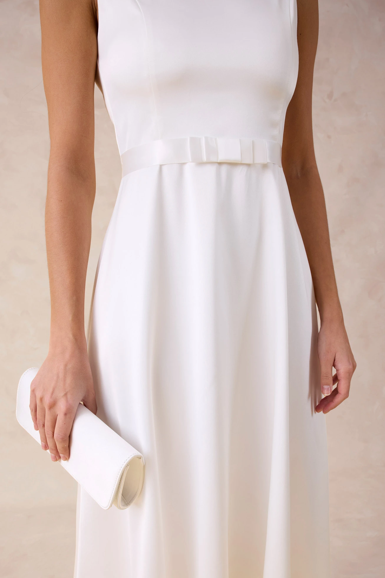 Robe fourreau en satin brillant • ecru • Boutique bonprix