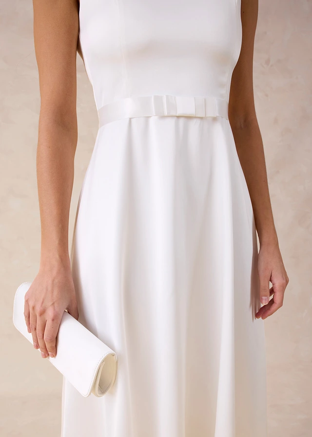 Robe fourreau en satin brillant • écru • product-page.page-title-suffix