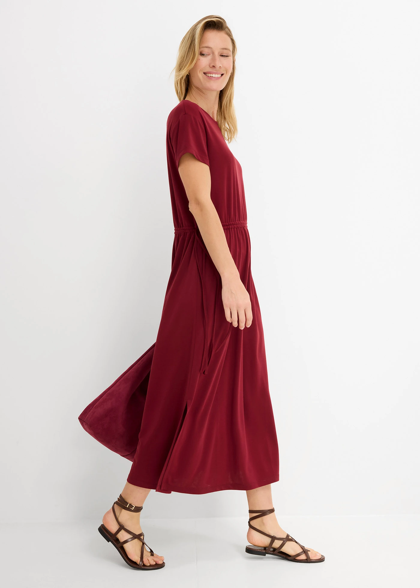 Robe douce en jersey piqué • rouge rubis • Boutique bonprix