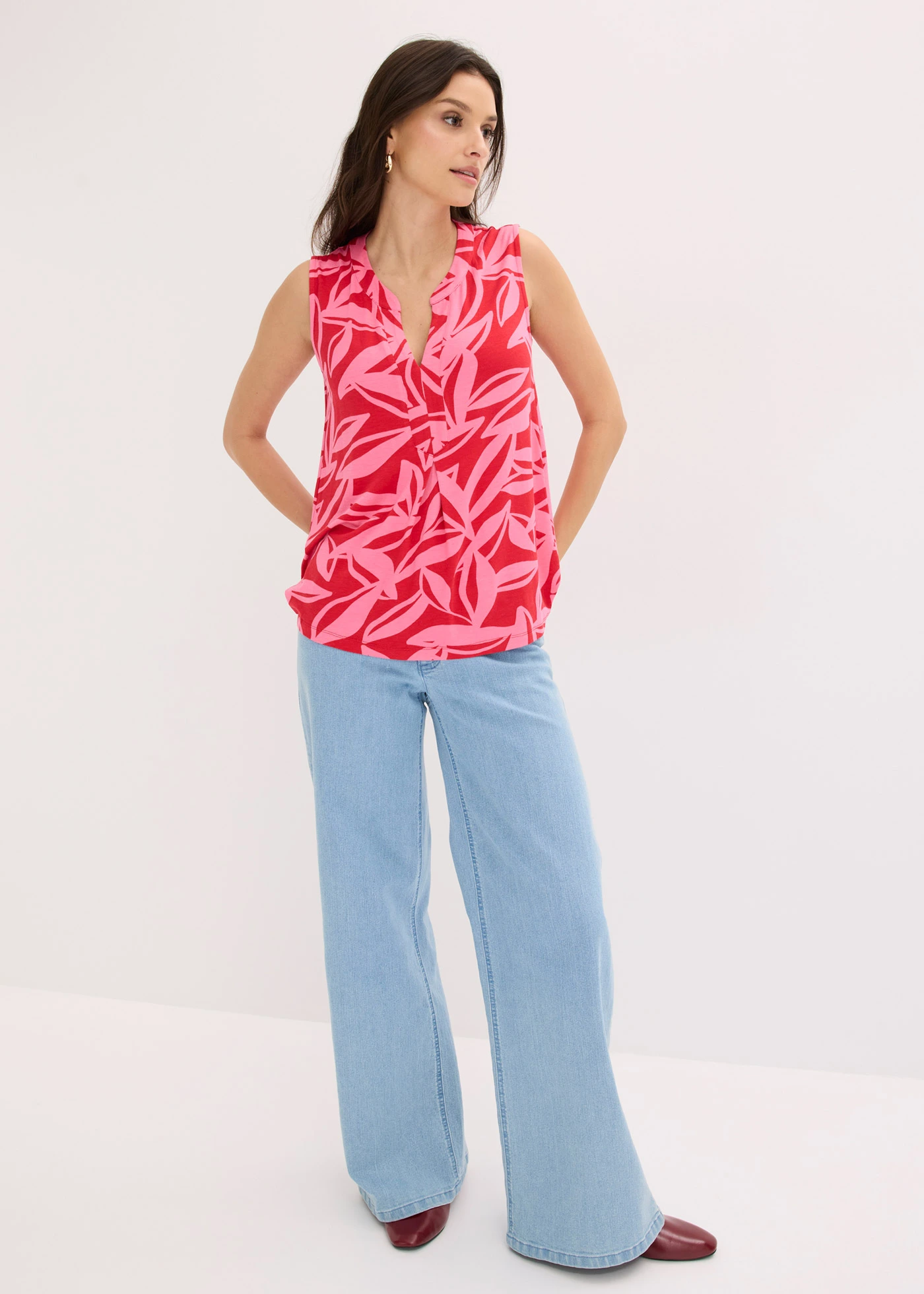 Top van een zachte viscosemix • rood-pink gebloemd • bonprix online shop