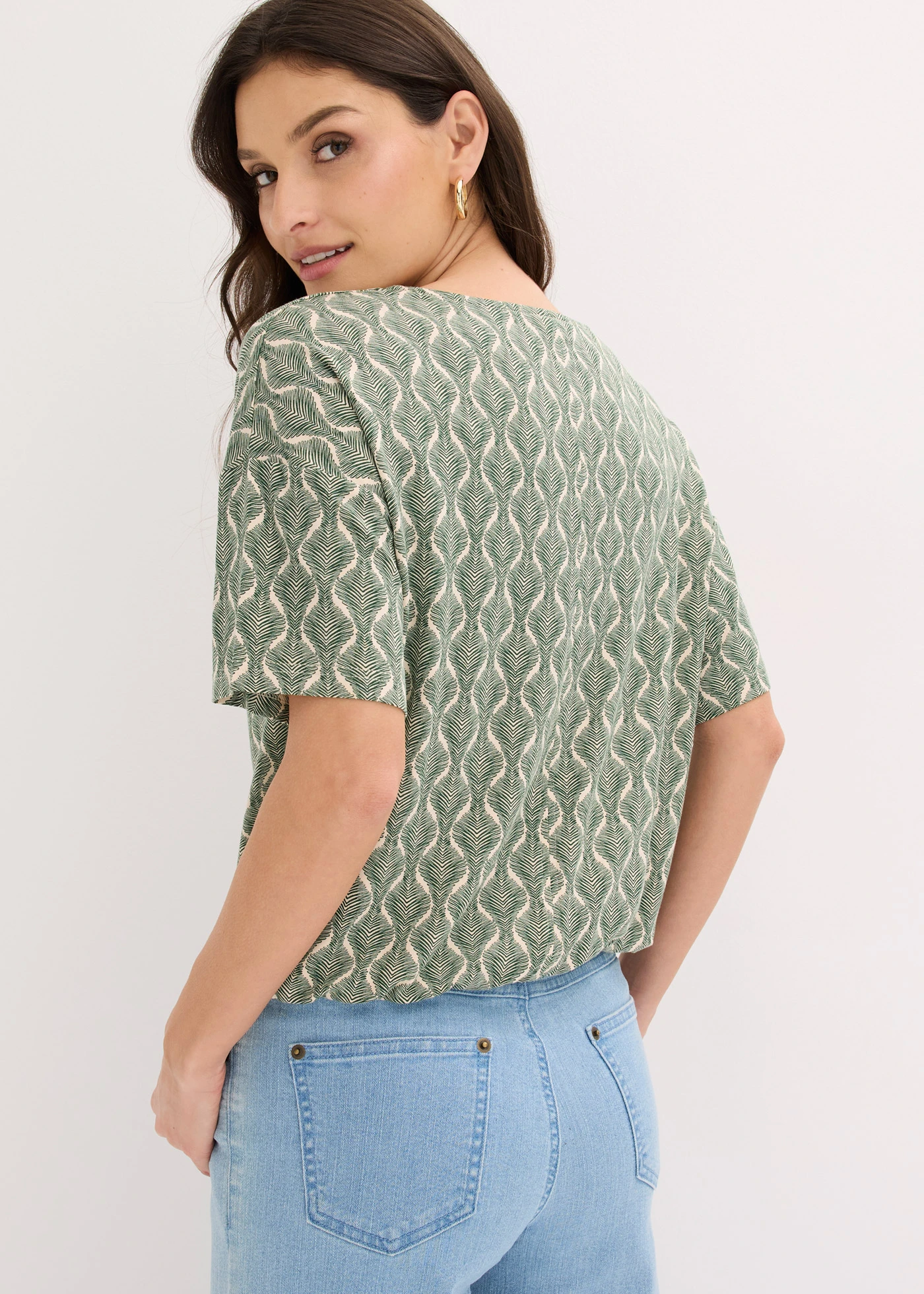 T-shirt oversize en viscose extensible • beige sable-vert foncé imprimé • Boutique bonprix