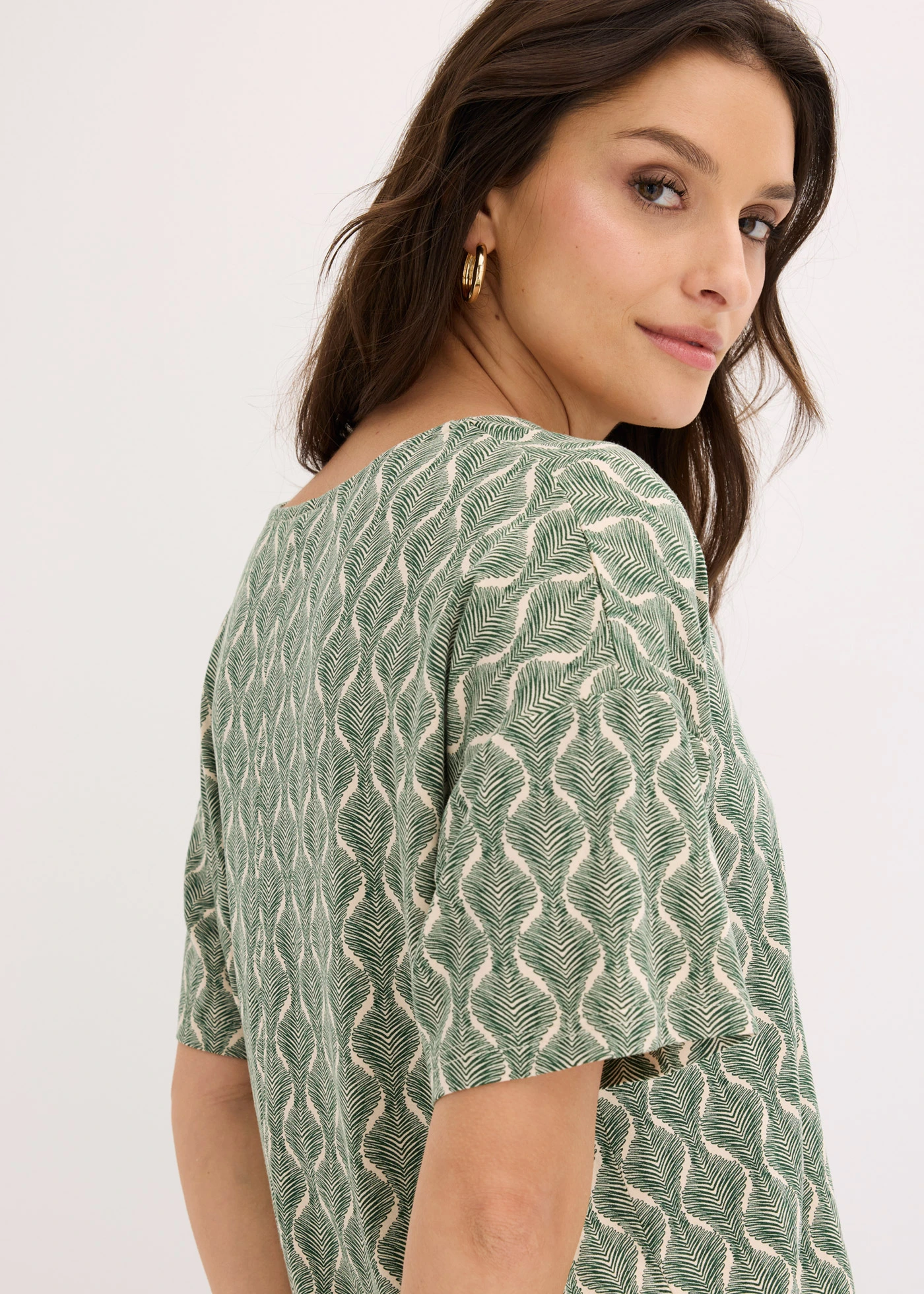 Oversized shirt van een zachte viscose-mix • sandbeige-donkergroen met print • bonprix online shop