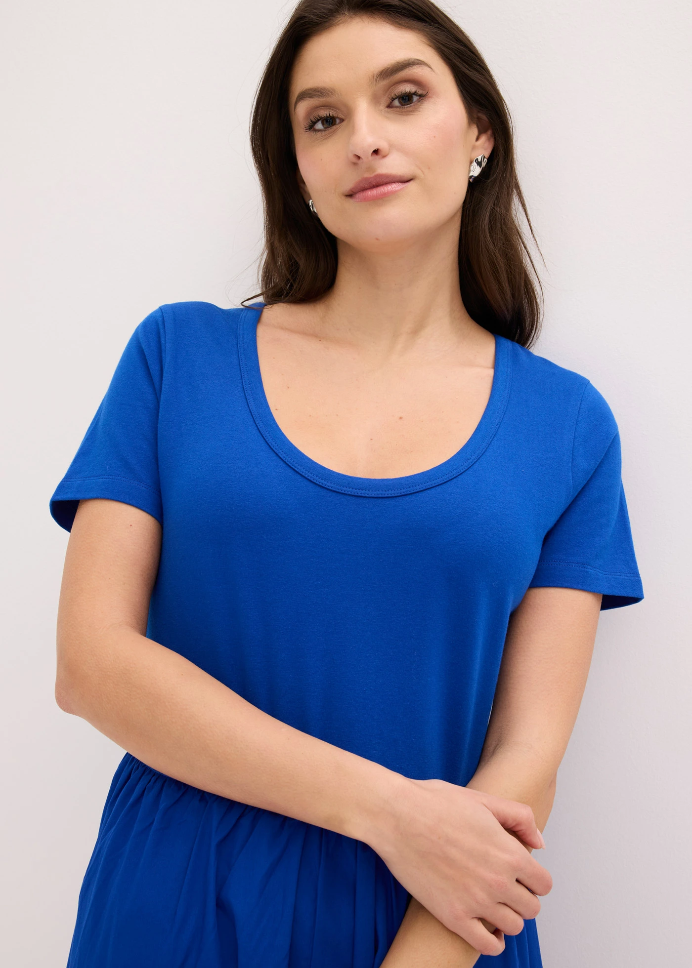 Rochie din jerse cu mâneci scurte și buzunare, din mix de materiale • bleumarin • magazin bonprix