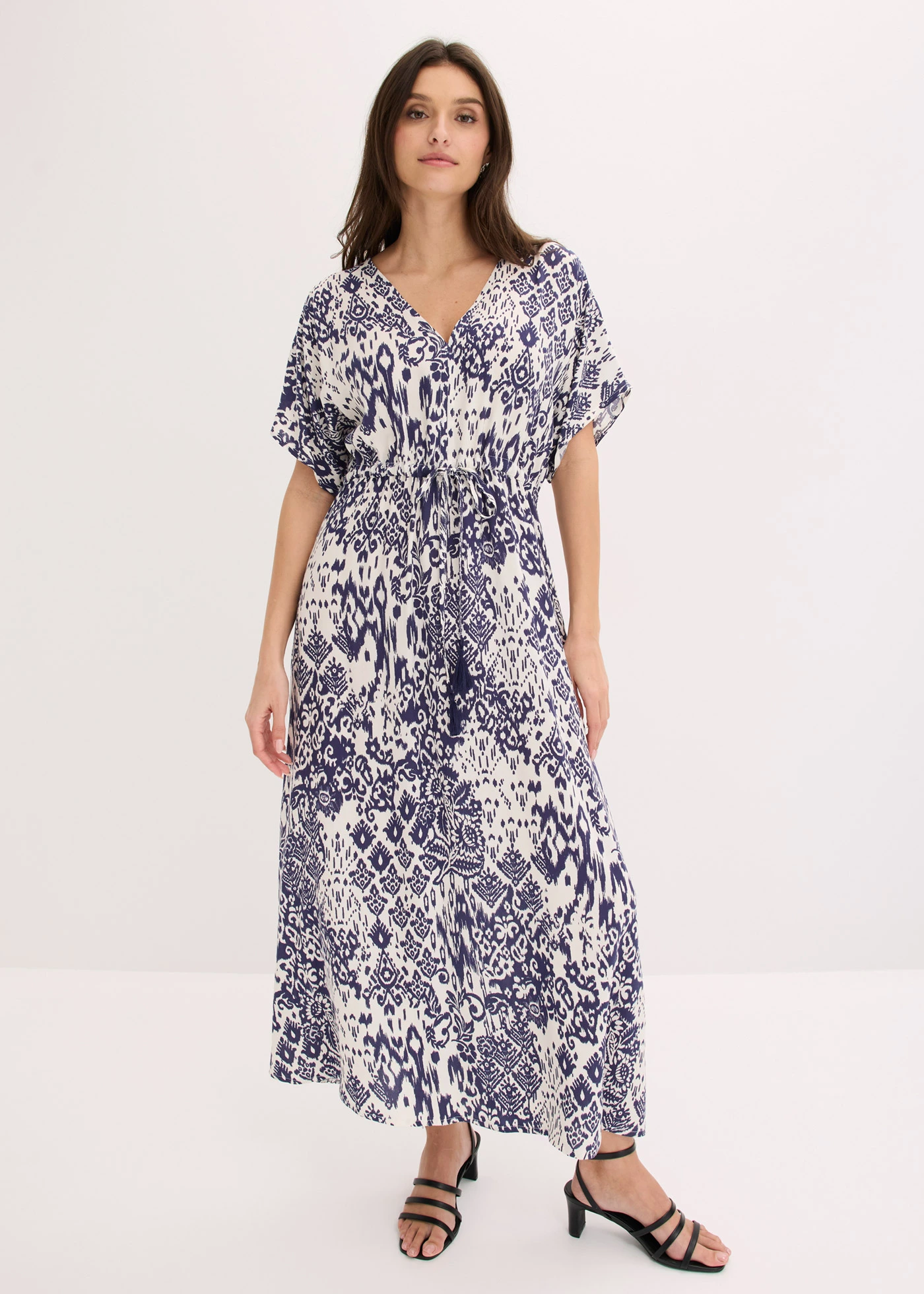 Robe longue en viscose fluide • écru-bleu foncé imprimé • Boutique bonprix