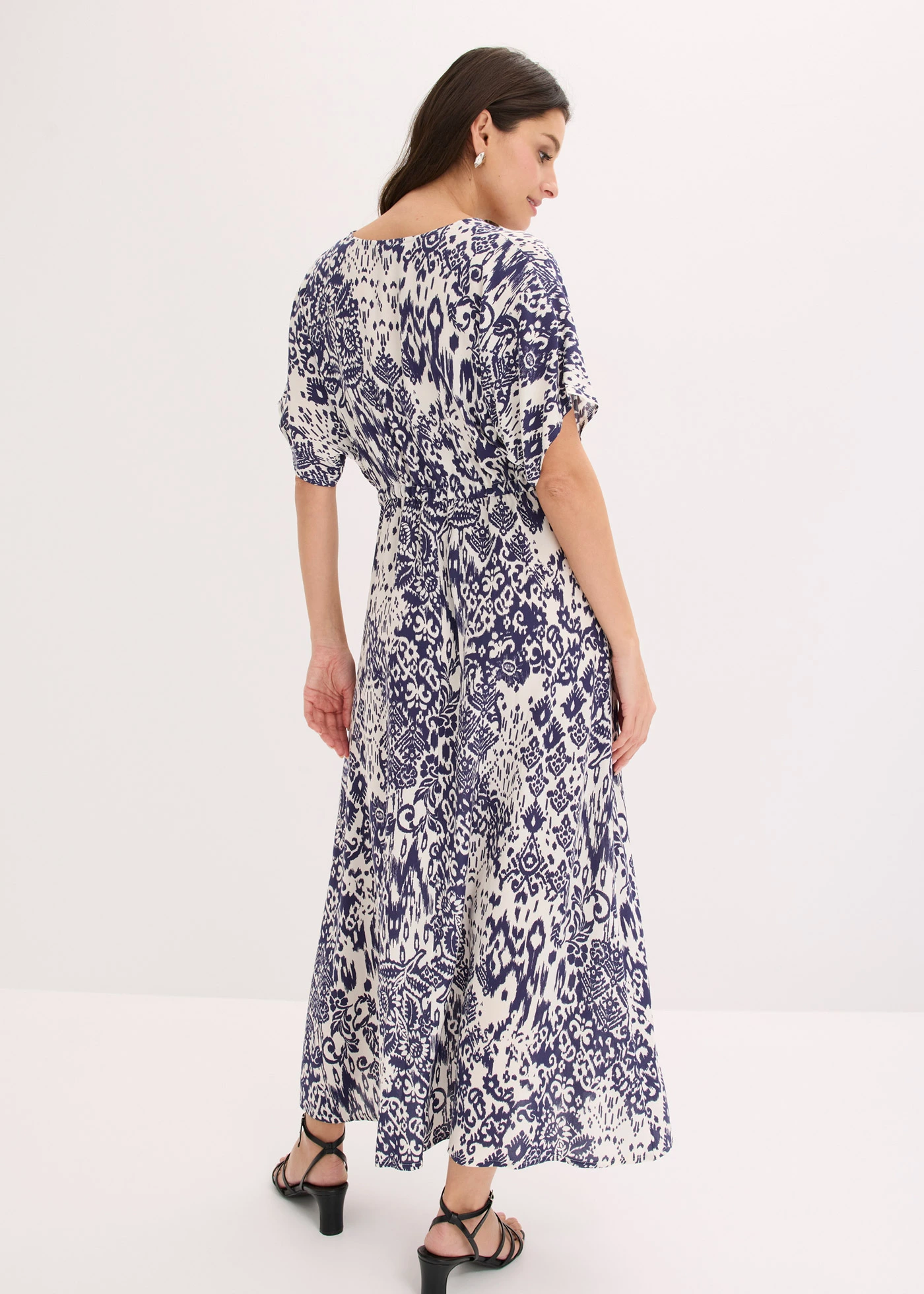 Robe longue en viscose fluide • écru-bleu foncé imprimé • Boutique bonprix