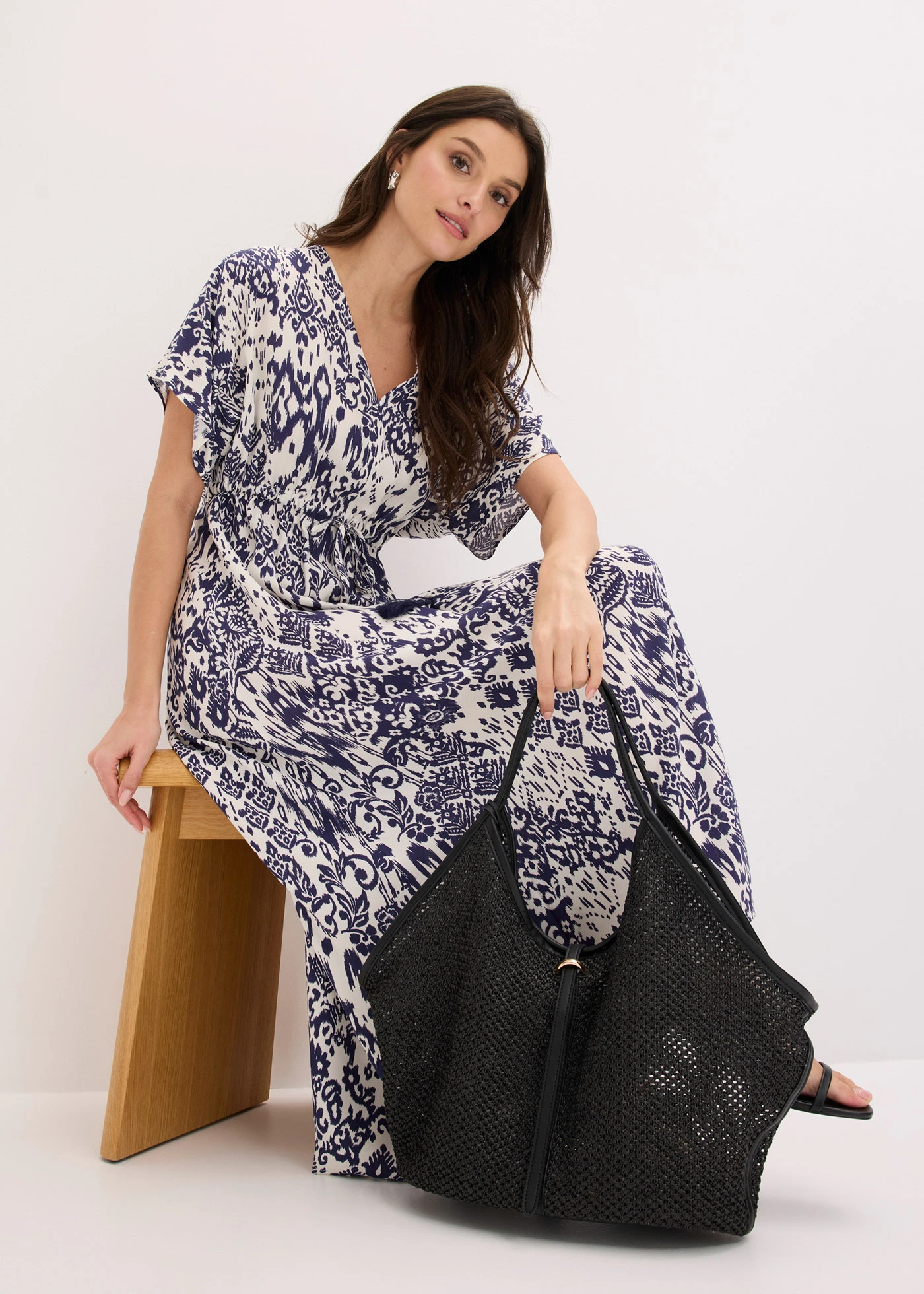 Maxi jurk van soepele viscose • wolwit-donkerblauw gedessineerd • bonprix online shop