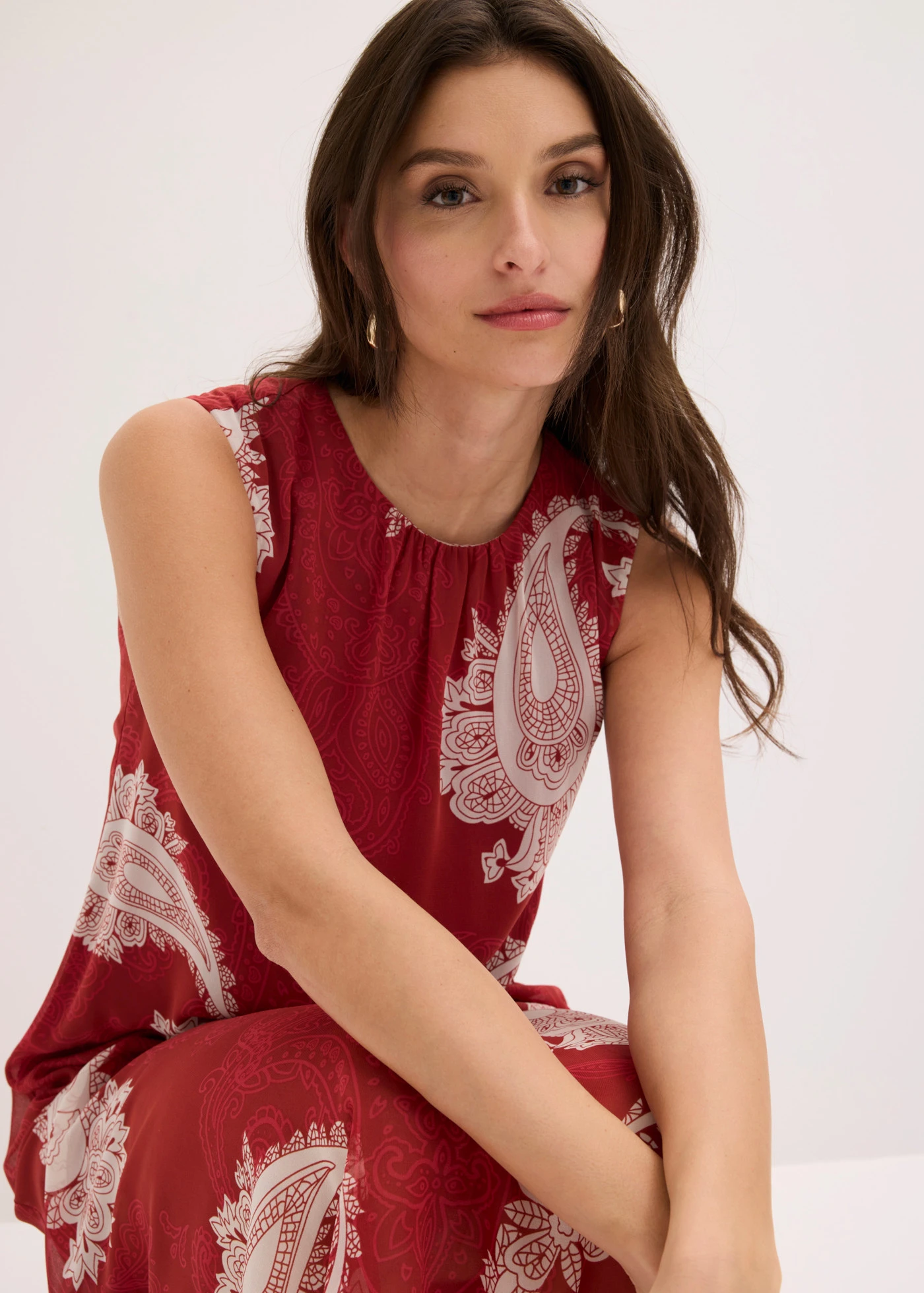 Robe longue en mousseline • rouge désert/blanc nacré paisley • Boutique bonprix