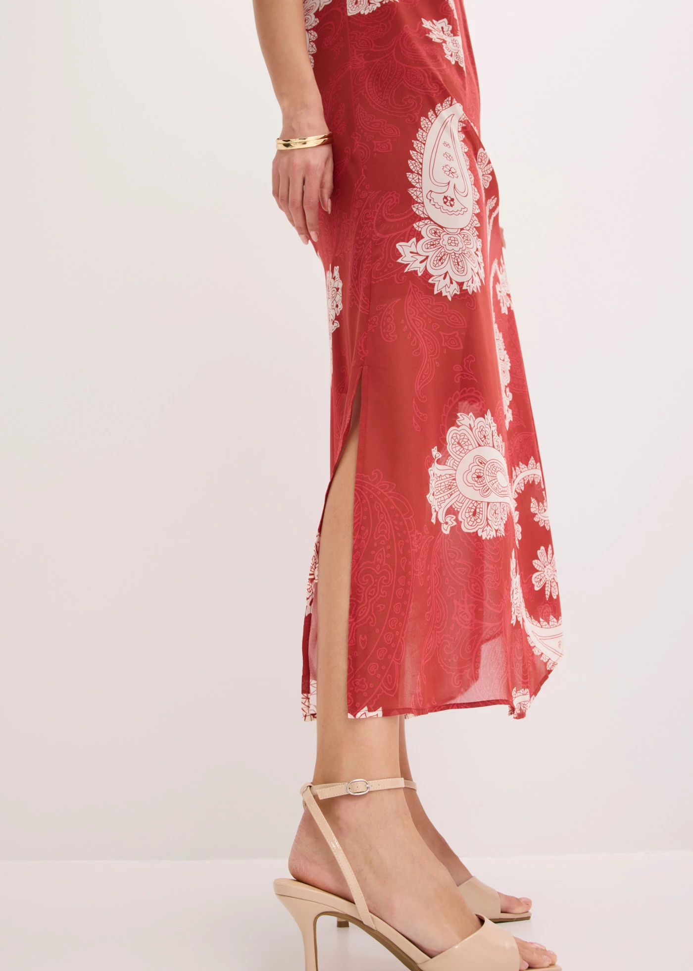 Hosszú sifon ruha • sivatagi vörös/gyöngyfehér Paisley • bonprix áruház