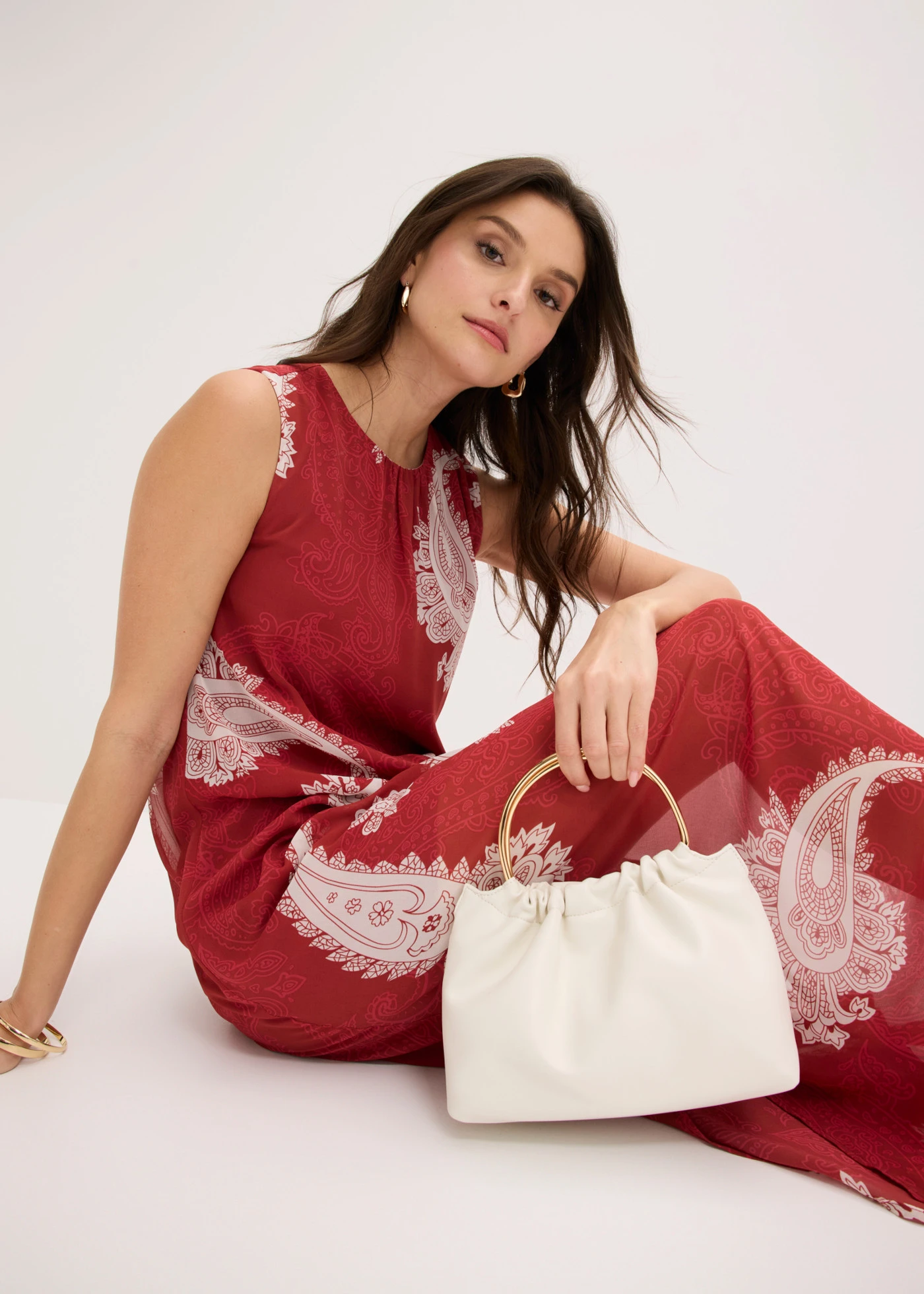 Hosszú sifon ruha • sivatagi vörös/gyöngyfehér Paisley • bonprix áruház