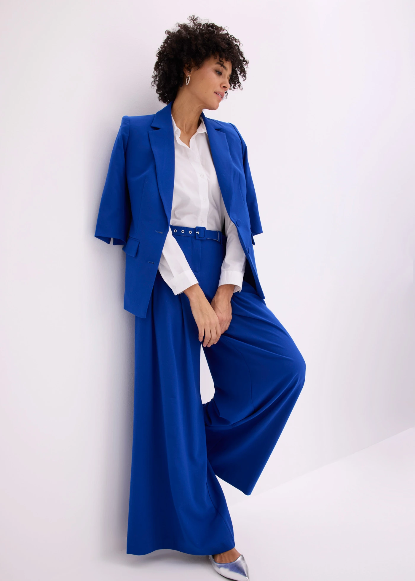 Pantaloni cu pense cu curea (set/2 piese) • albastru-cobalt • magazin bonprix