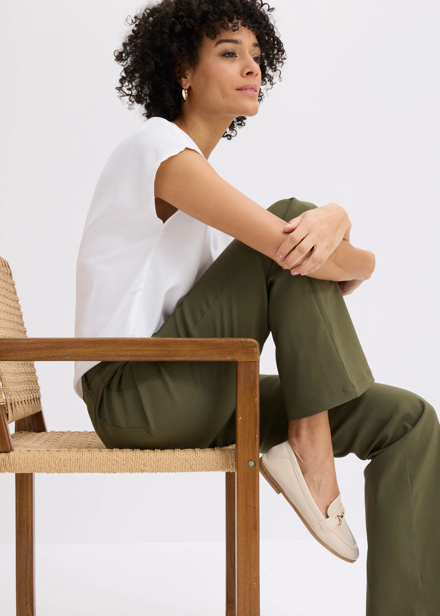 Pantaloni bootcut cu stretch • oliv închis • magazin bonprix