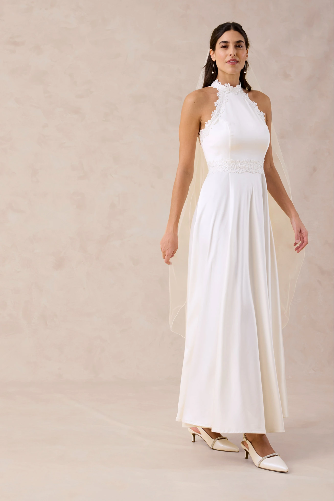 Trouwjurk van glanzend satijn met kant • wolwit • bonprix online shop