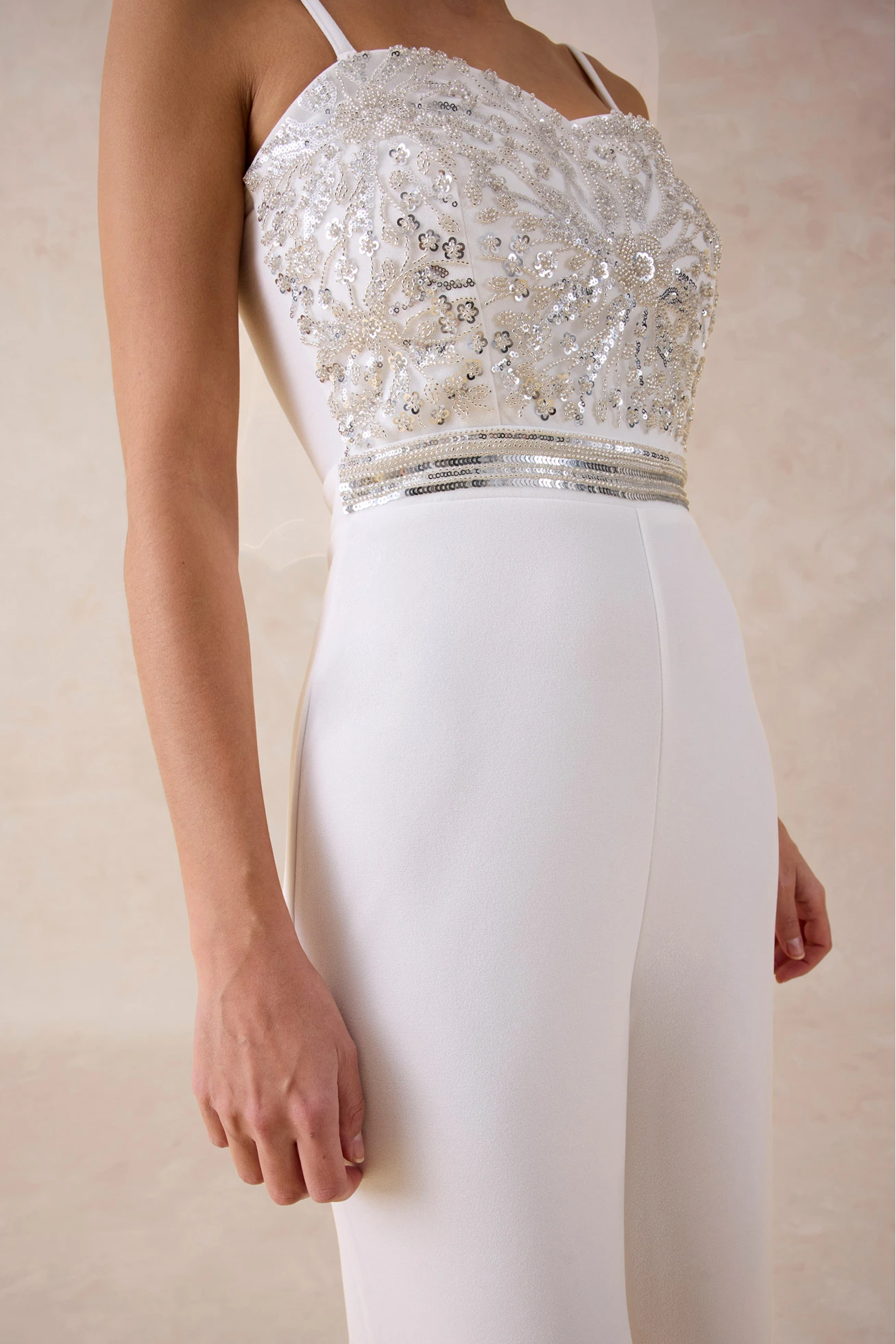 Jumpsuit van gestructureerde crêpe met parelborduursel • wolwit • bonprix online shop