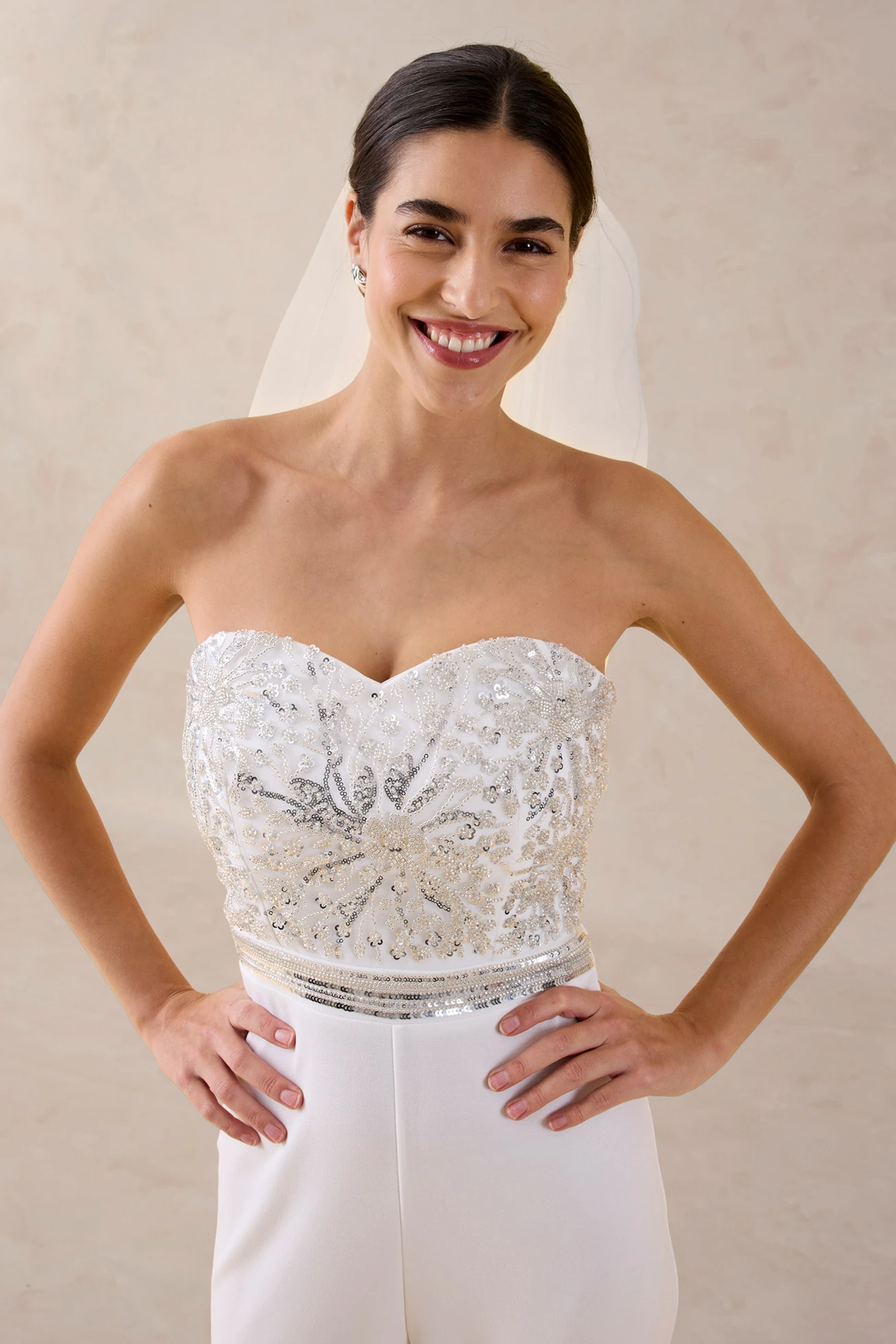 Bruidsjumpsuit van crêpe met structuur en parelborduursel • wolwit • bonprix online shop