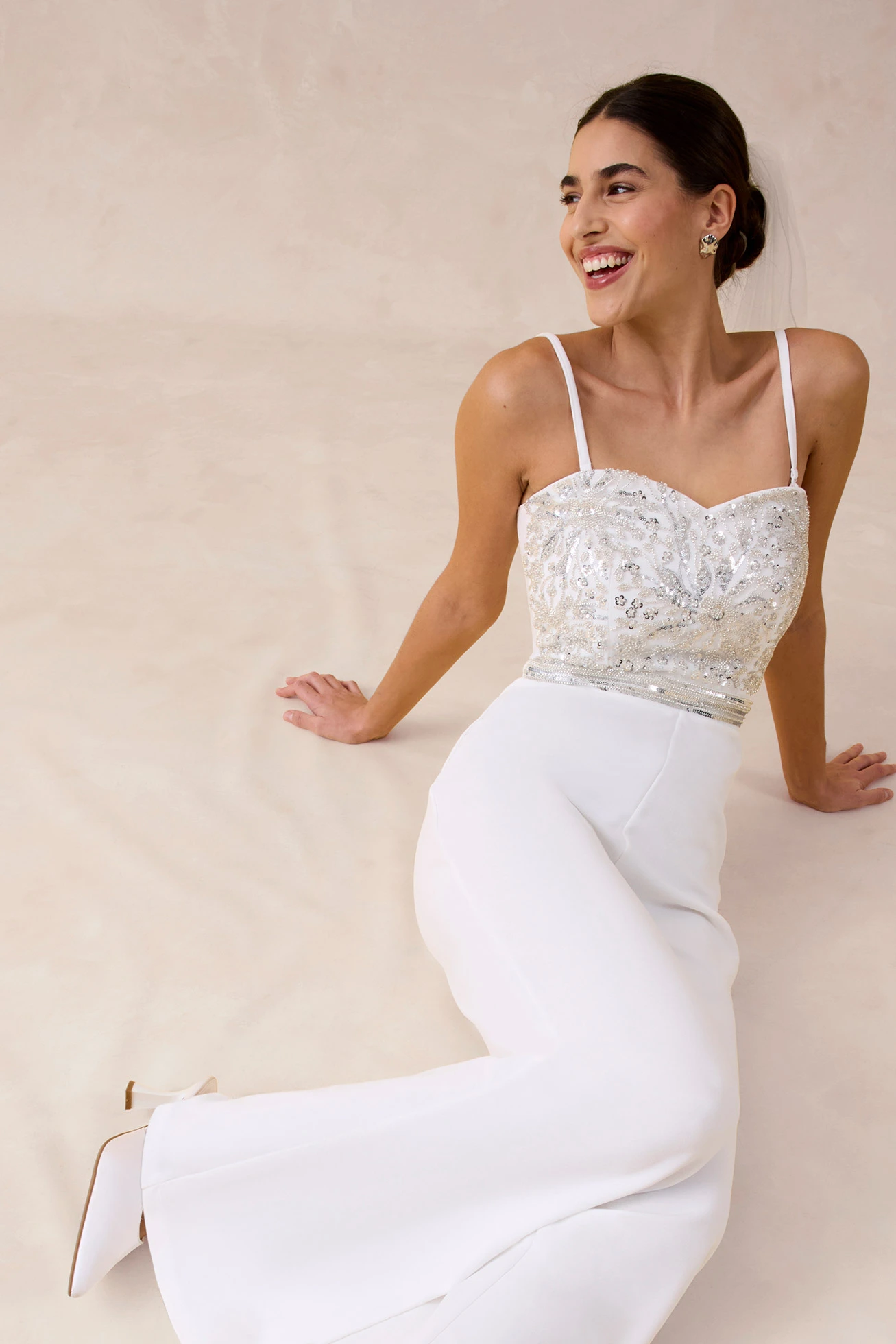 Bruidsjumpsuit van crêpe met structuur en parelborduursel • wolwit • bonprix online shop