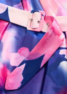 Šaty na jedno rameno, z lesklého saténu • modro-pink s květy • bonprix obchod