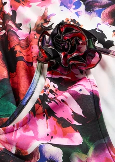 Rochie de seară din crep structurat, cu aplicație florală • negru înflorat • magazin bonprix