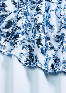 Robe de cocktail avec jeté à sequins • bleu poudré • Boutique bonprix