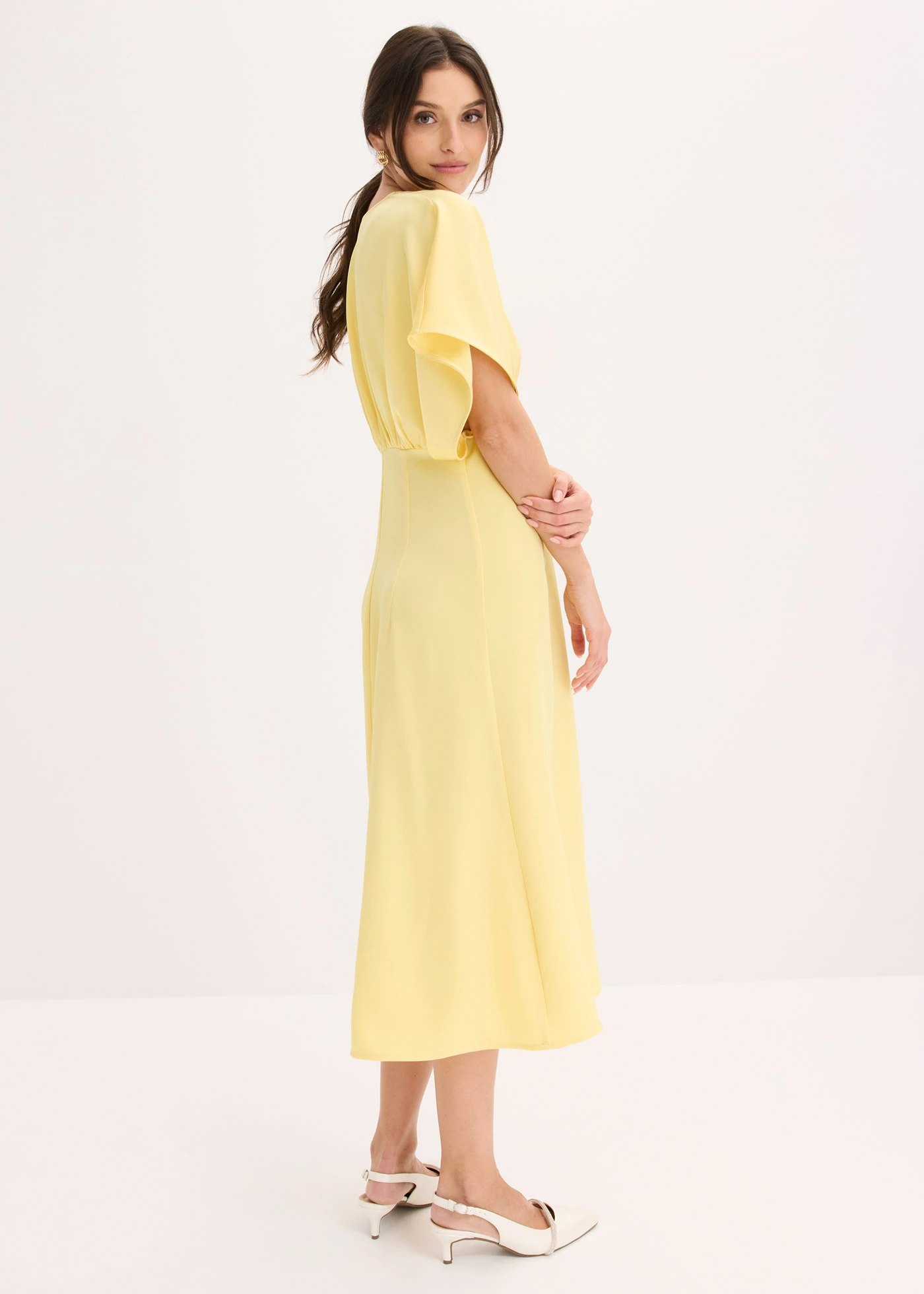 Robe longue en satin brillant • jaune clair • Boutique bonprix