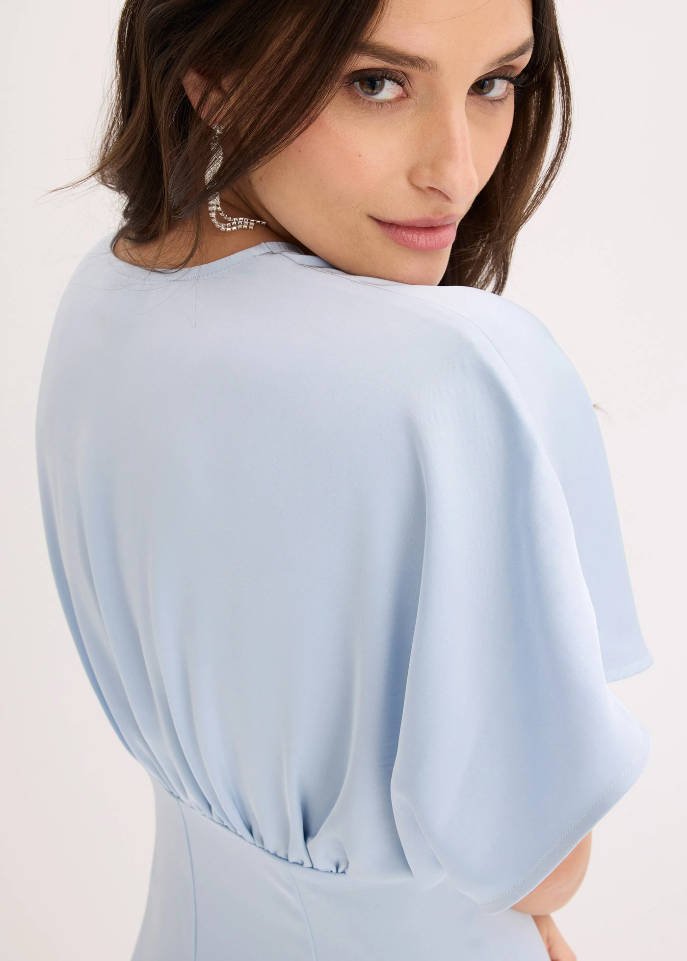 Midi jurk van glanzend satijn • poederblauw • bonprix online shop