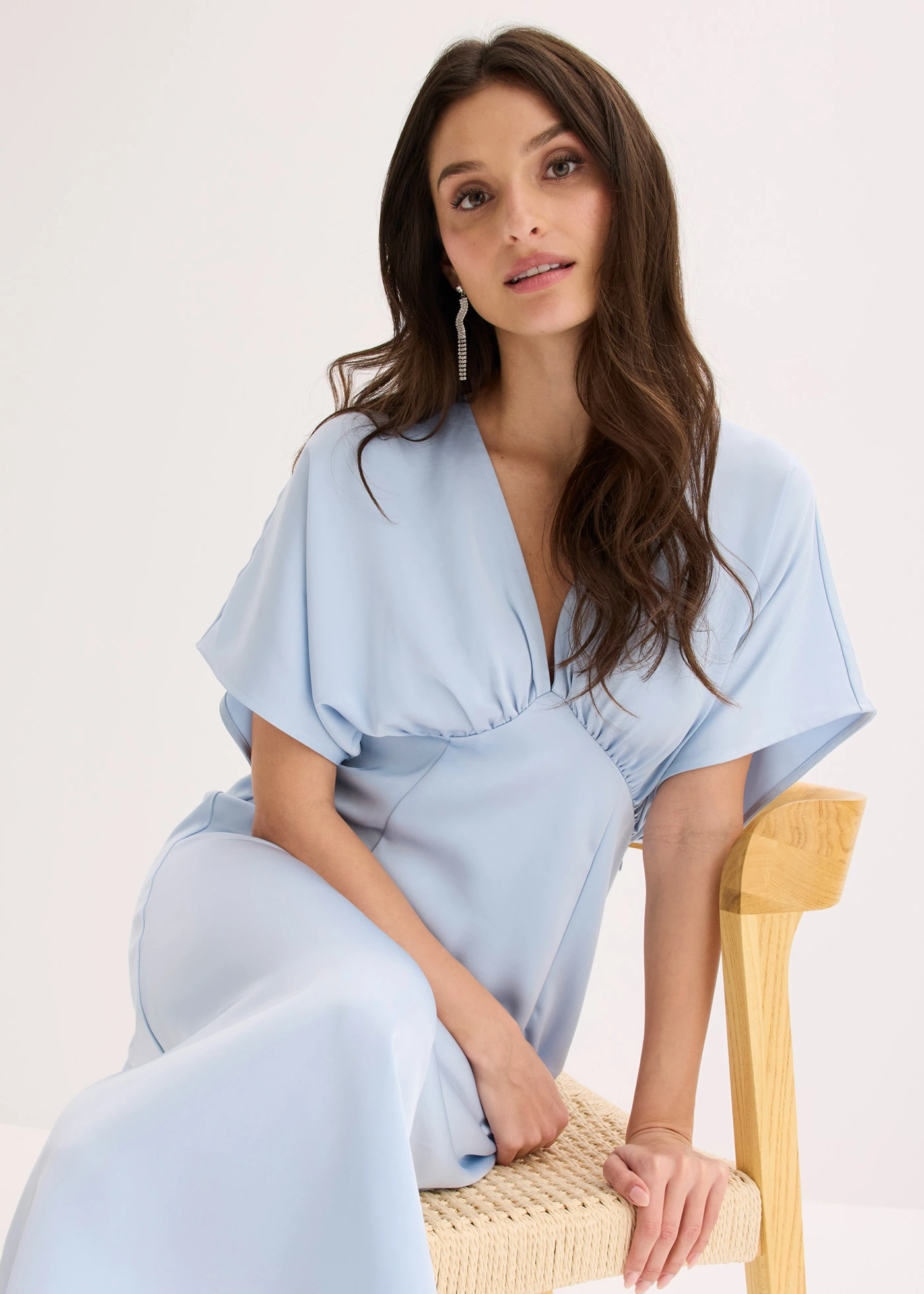 Robe midi en satin brillant • bleu poudré • Boutique bonprix