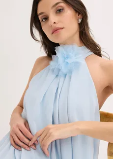 Robe longue avec fleur appliquée • bleu poudré • Boutique bonprix