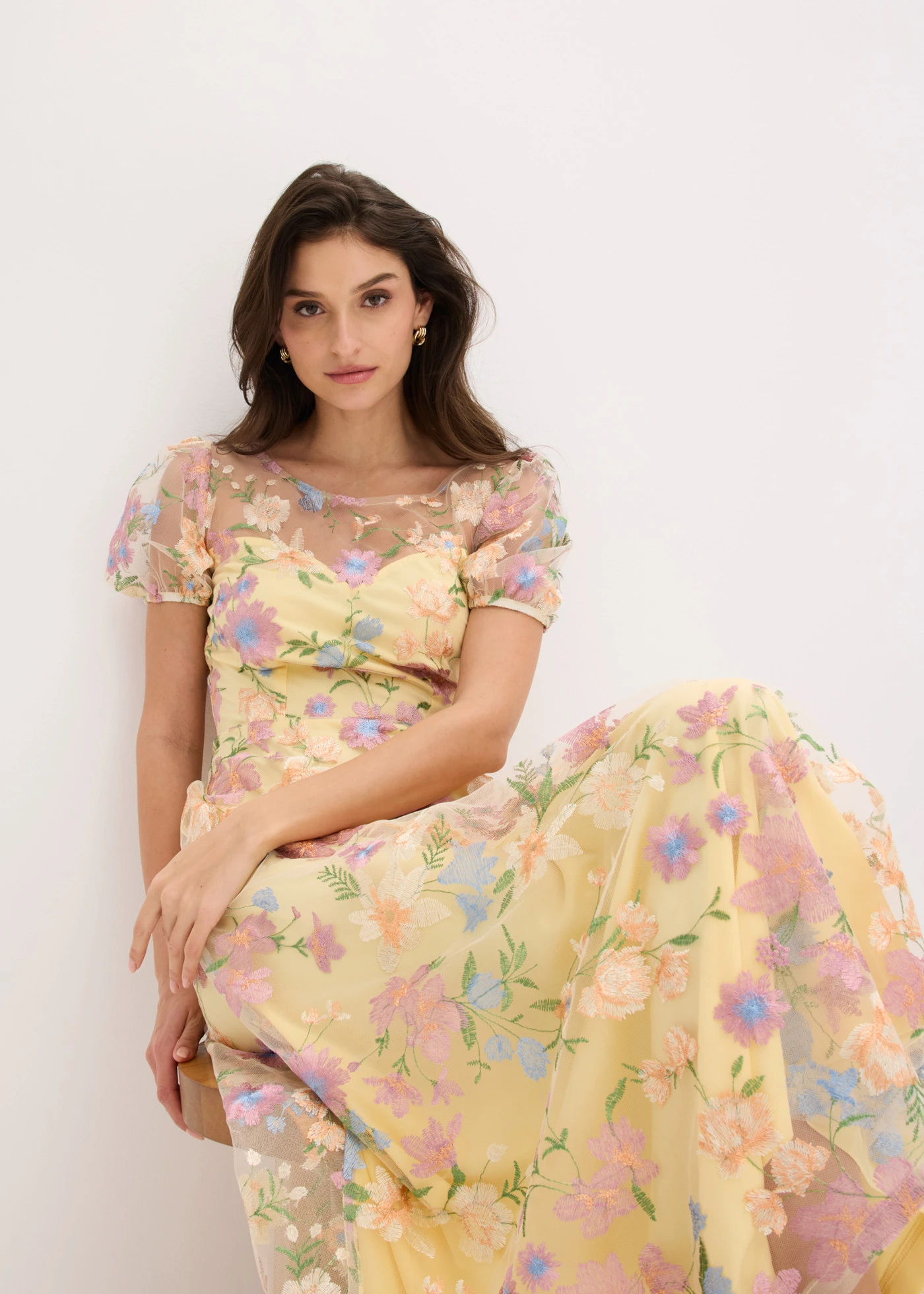 Robe longue avec broderies florales • jaune clair floral • Boutique bonprix