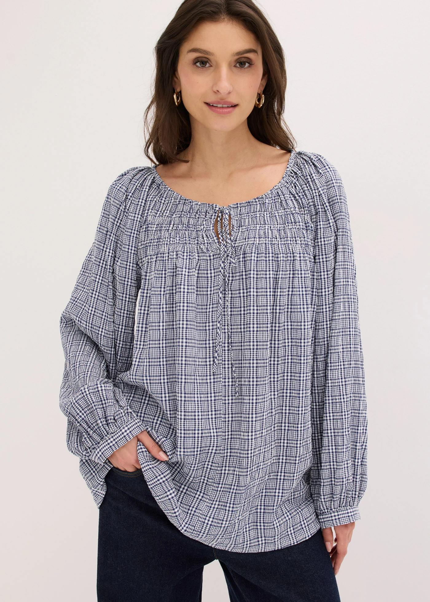 Blouse à carreaux en seersucker • écru-bleu foncé carreaux • Boutique bonprix
