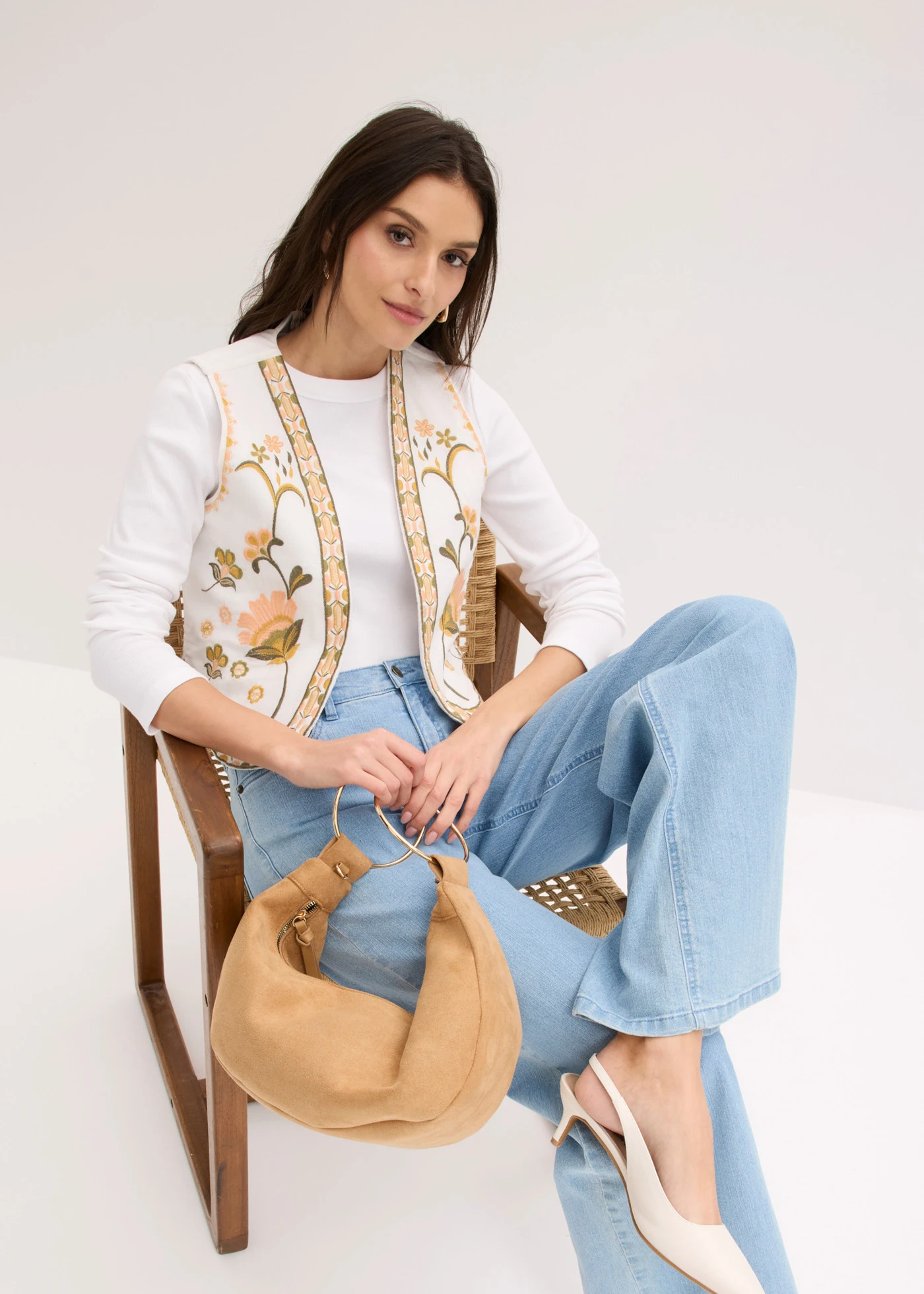 Vestă brodată din material vaporos cu in • bej-natur înflorat • magazin bonprix