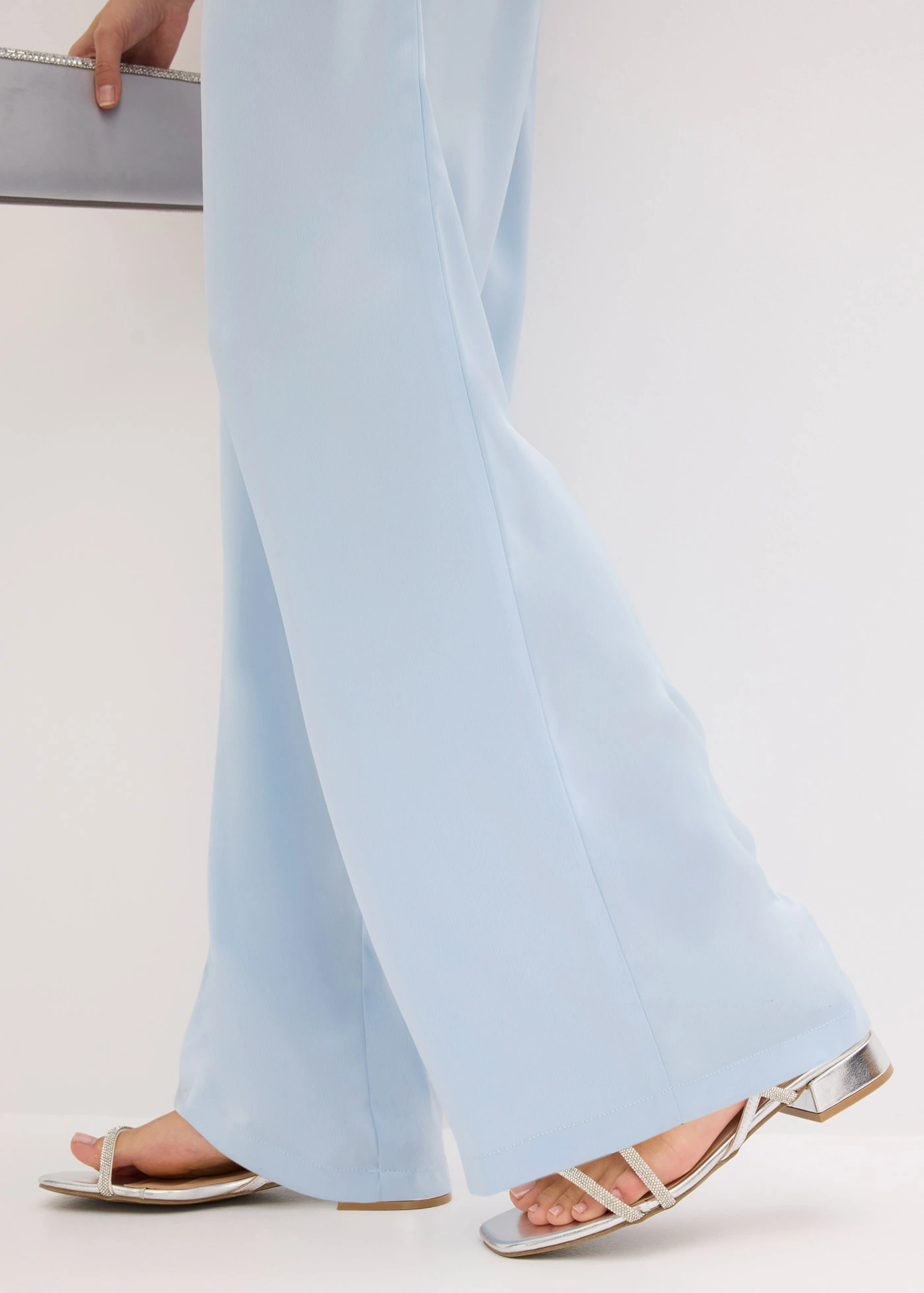 Jumpsuit van glanzend satijn • poederblauw • bonprix online shop