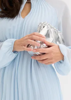 Rochie mini din șifon fin, plisat • albastru pudrat • magazin bonprix