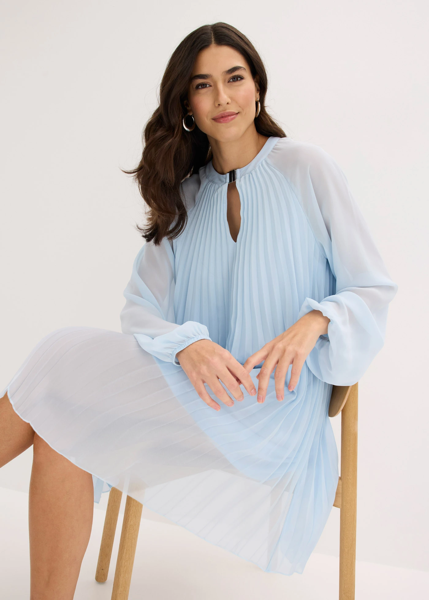 Robe courte plissée en mousseline • bleu poudré • Boutique bonprix