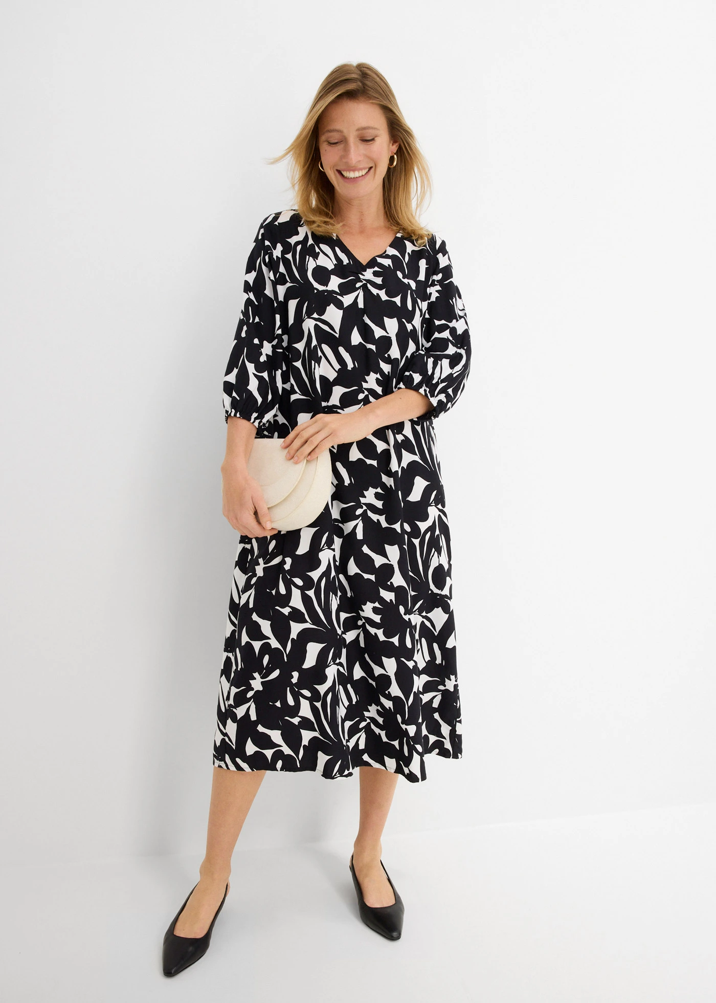 Robe longue en viscose fluide • noir-écru floral • Boutique bonprix