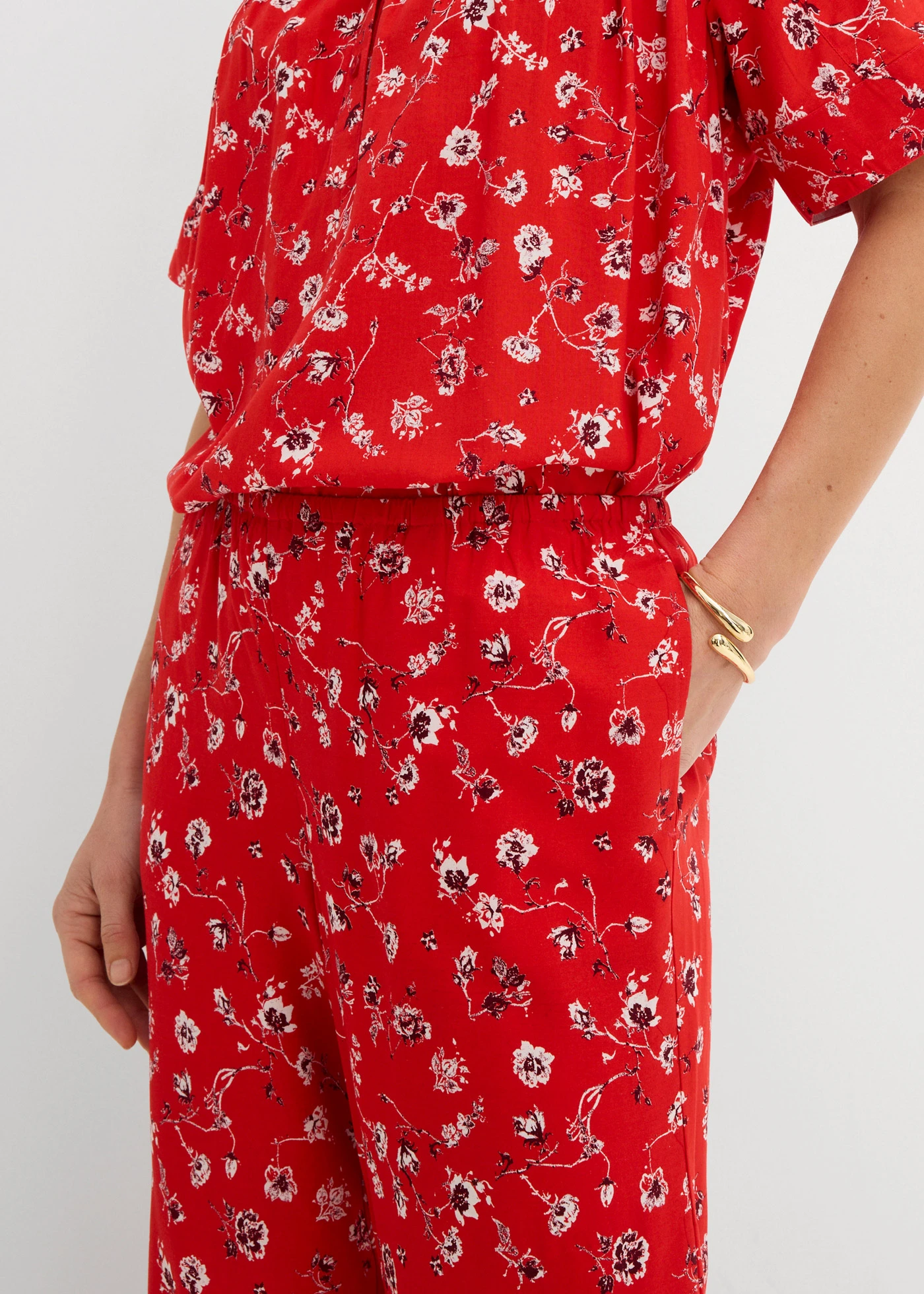 Broek van soepele viscose • aardbeirood gebloemd • bonprix online shop