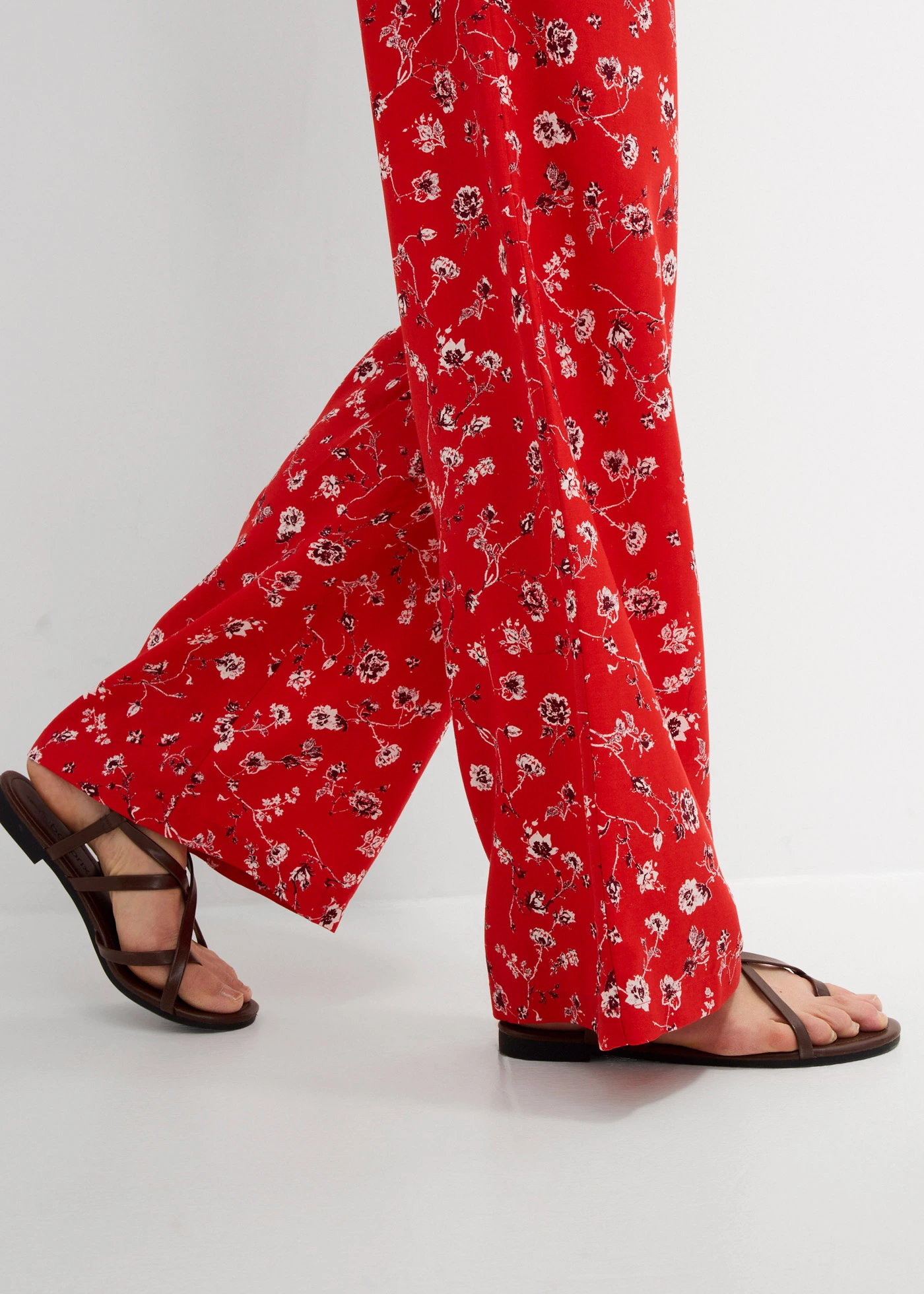 Broek van soepele viscose • aardbeirood gebloemd • bonprix online shop