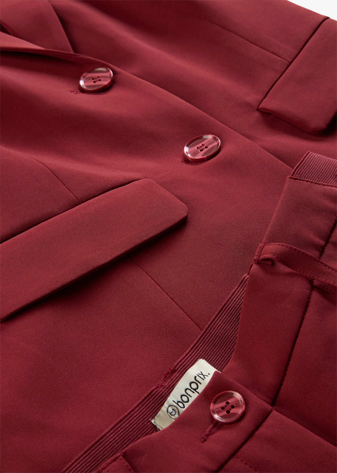 Nohavicový oblek • rubínovo červená • obchod bonprix