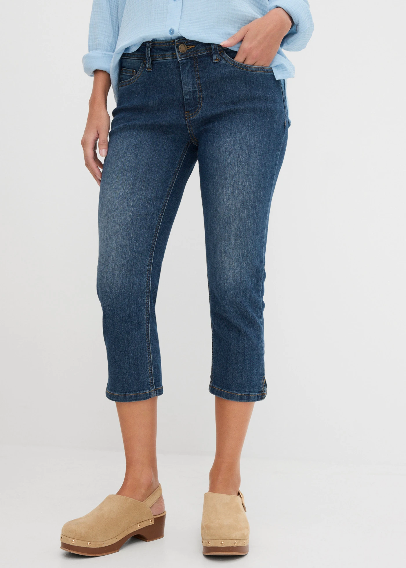 Jeansy slim fit, cropped, średni stan • ciemnoniebieski "used" • sklep bonprix