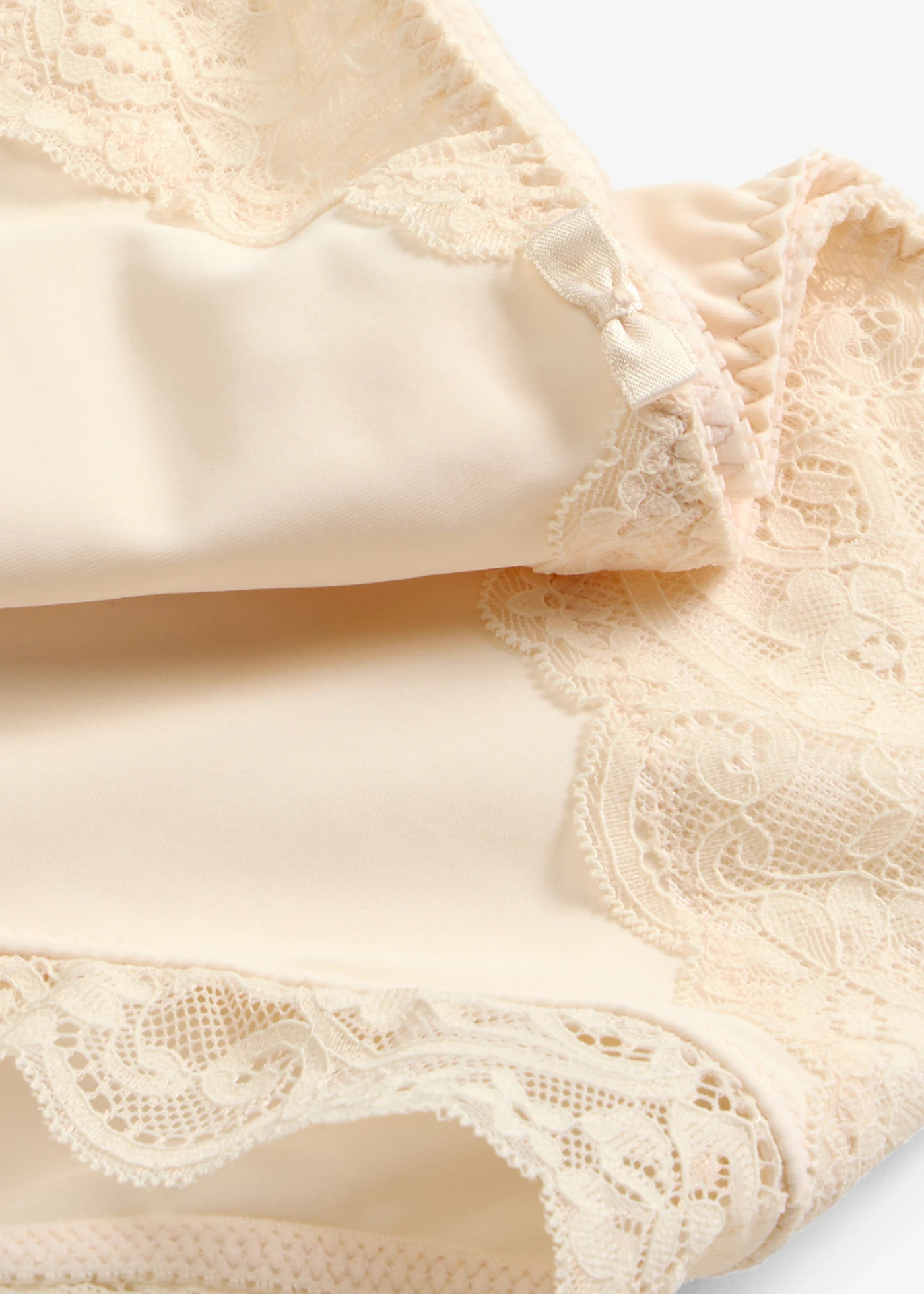 Corrigerende slip met sierlijk kant • beige • bonprix online shop