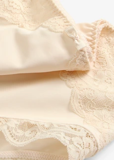 Culotte gainante avec dentelle • beige • Boutique bonprix