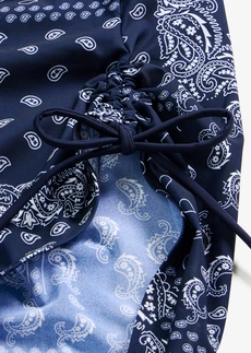 Maillot sculptant à nouettes, maintien léger • bleu foncé-blanc imprimé • Boutique bonprix