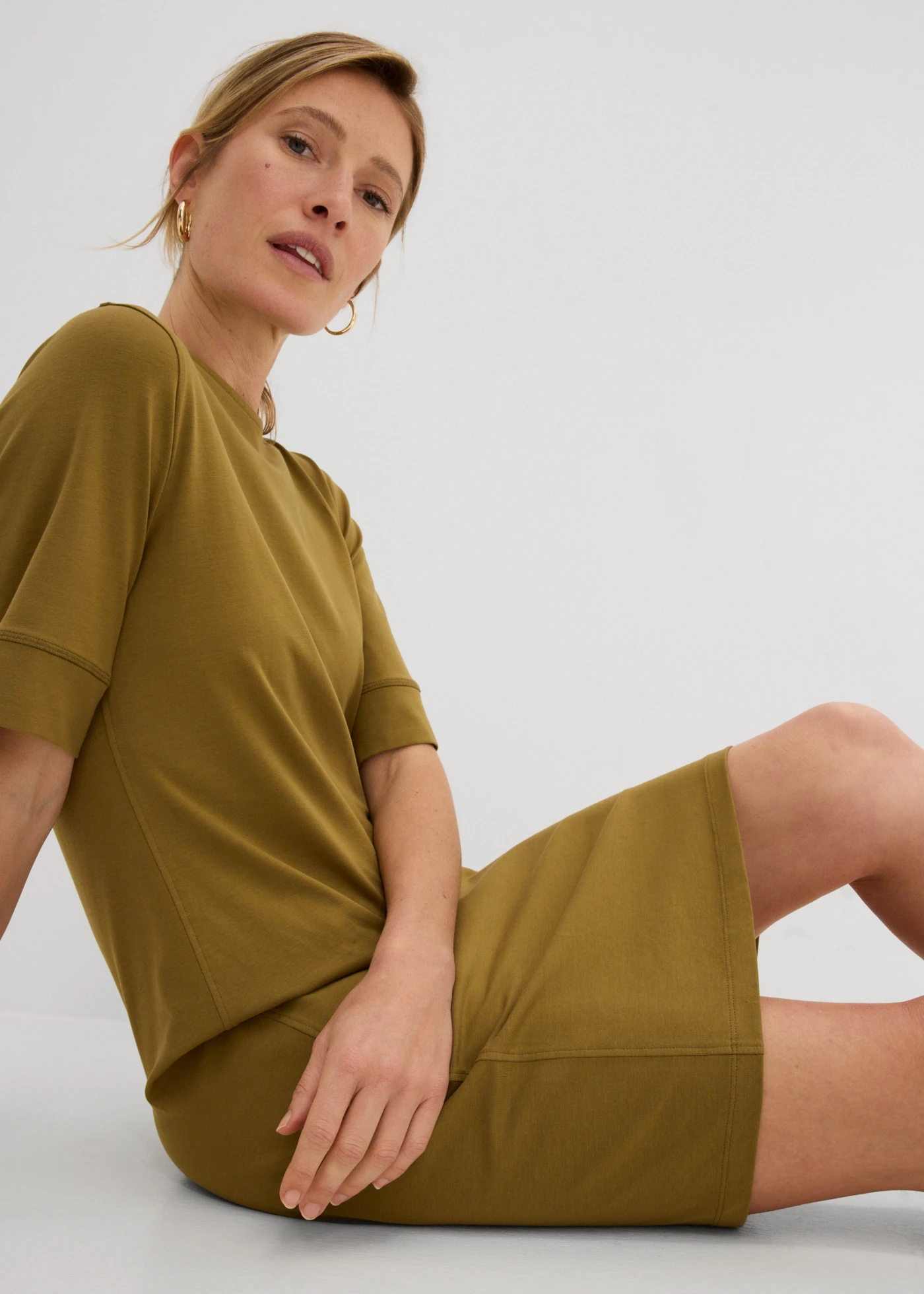 Sukienka T-shirtowa z elastycznej mieszanki bawełny • zielony naturalny • sklep bonprix