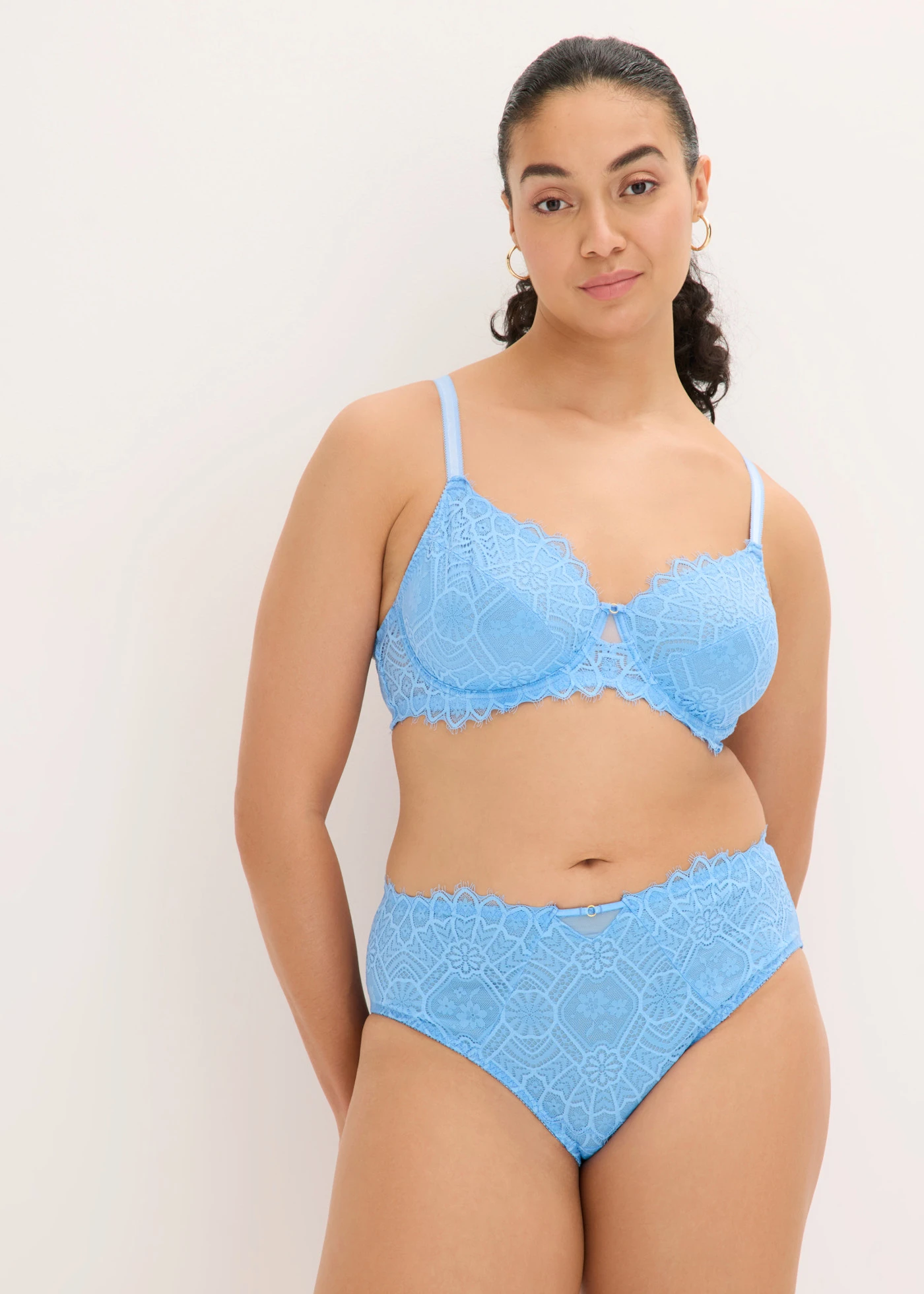 Maxislip van sierlijk kant • babyblauw • bonprix online shop