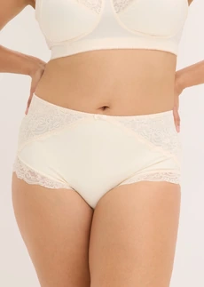 Corrigerende slip met sierlijk kant • beige • bonprix online shop
