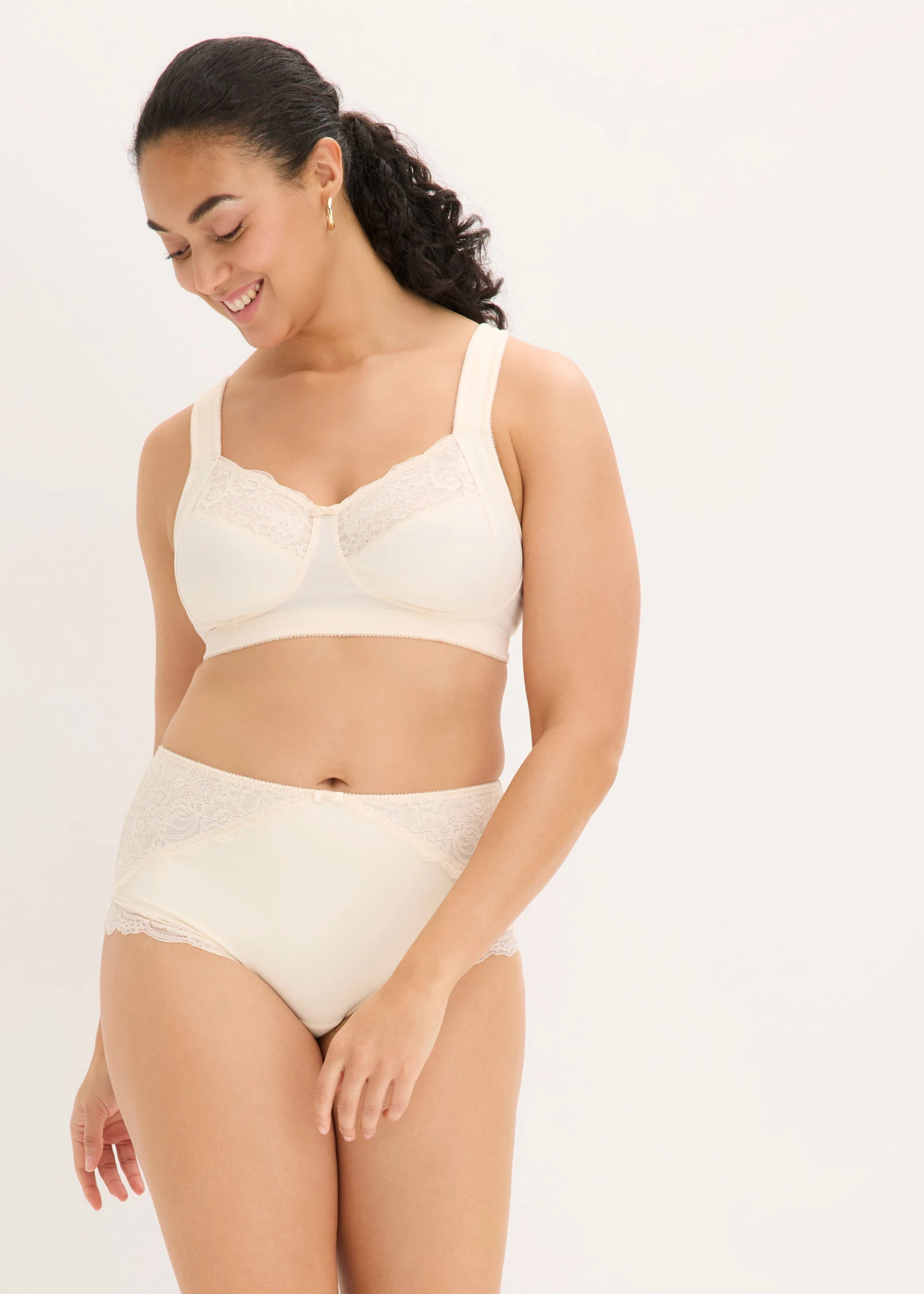 Culotte gainante avec dentelle • beige • Boutique bonprix