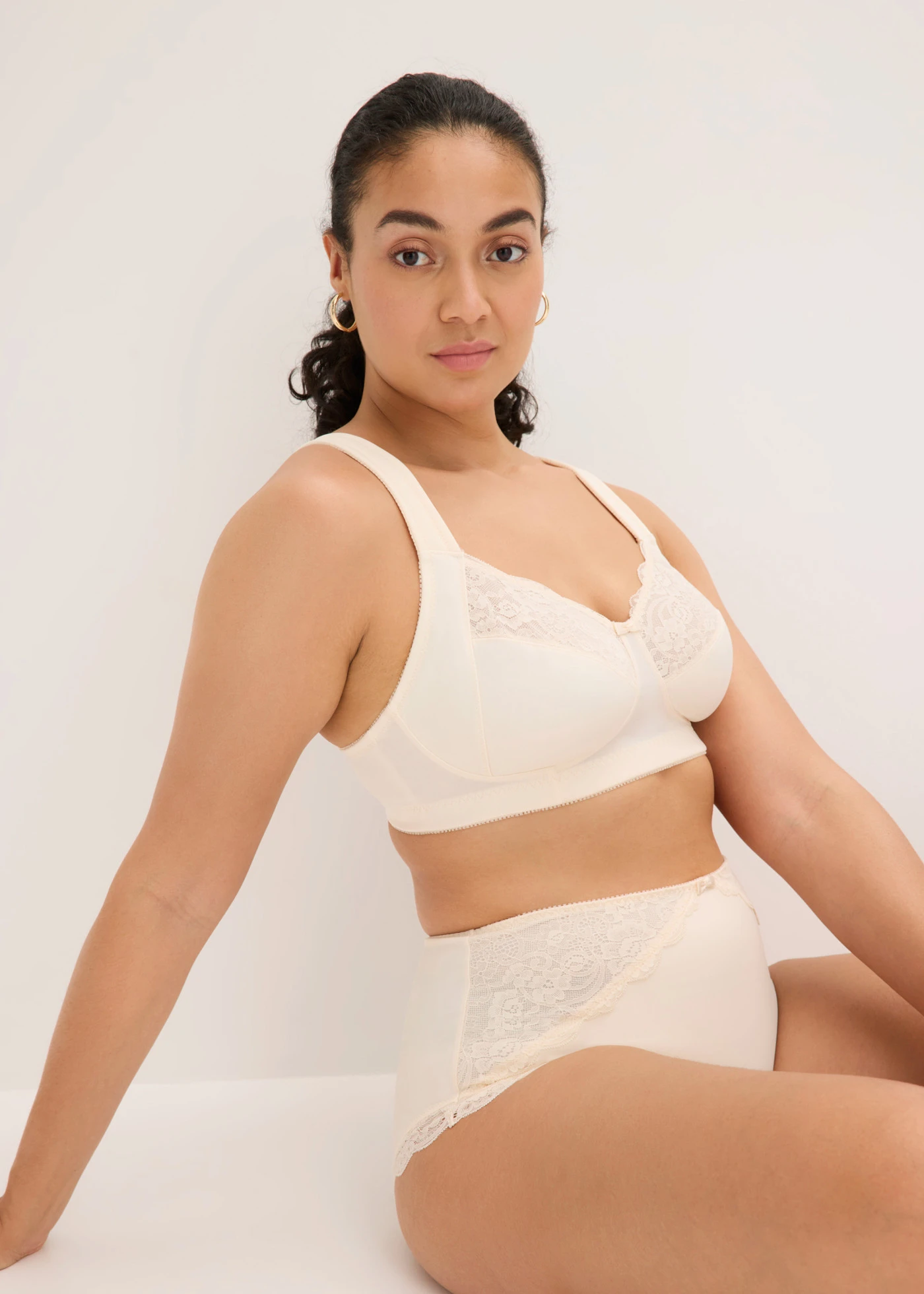 Culotte gainante avec dentelle • beige • Boutique bonprix
