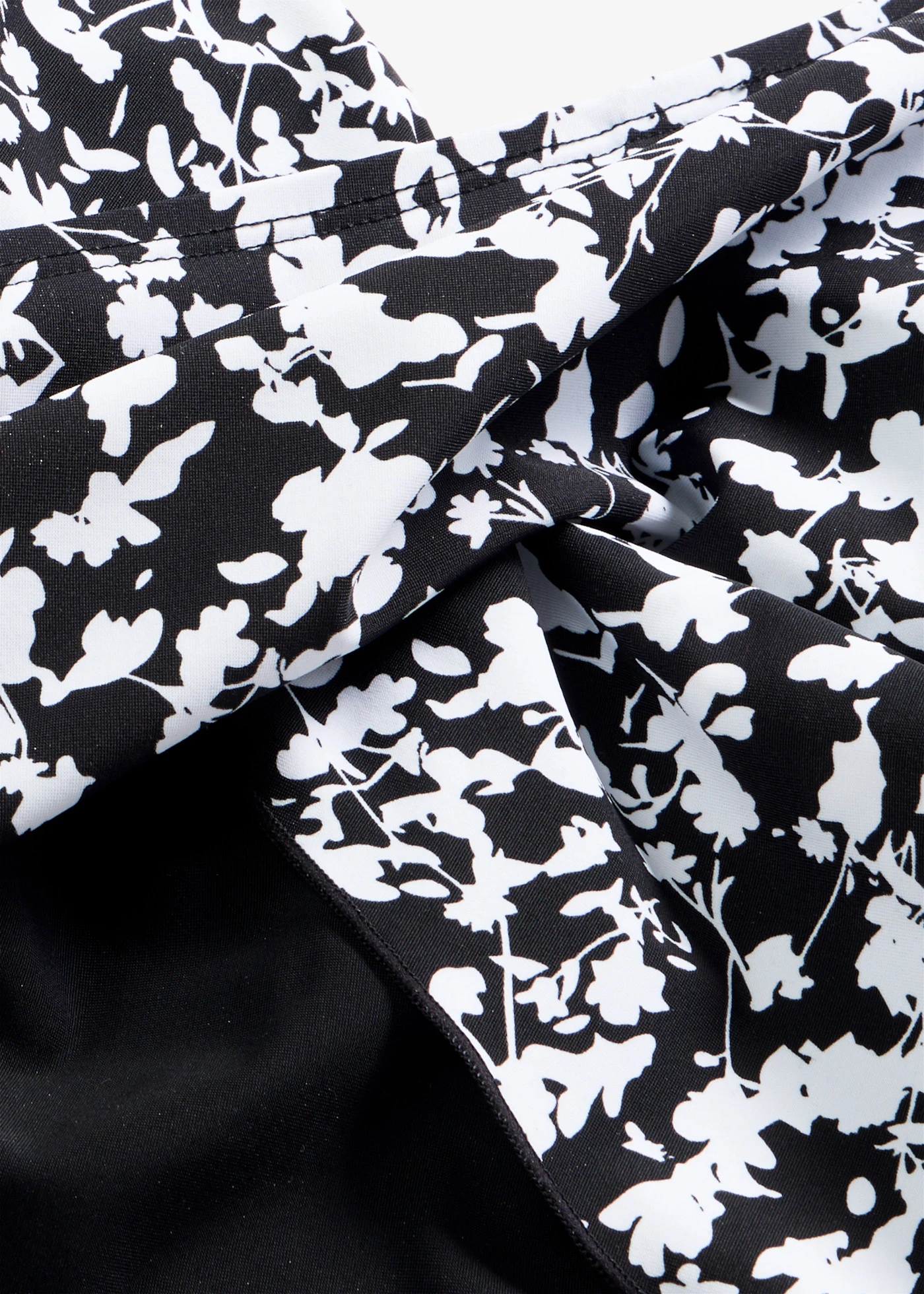 Costum de baie cu aspect petrecut, cu efect de modelare ușor • negru/alb floral • magazin bonprix