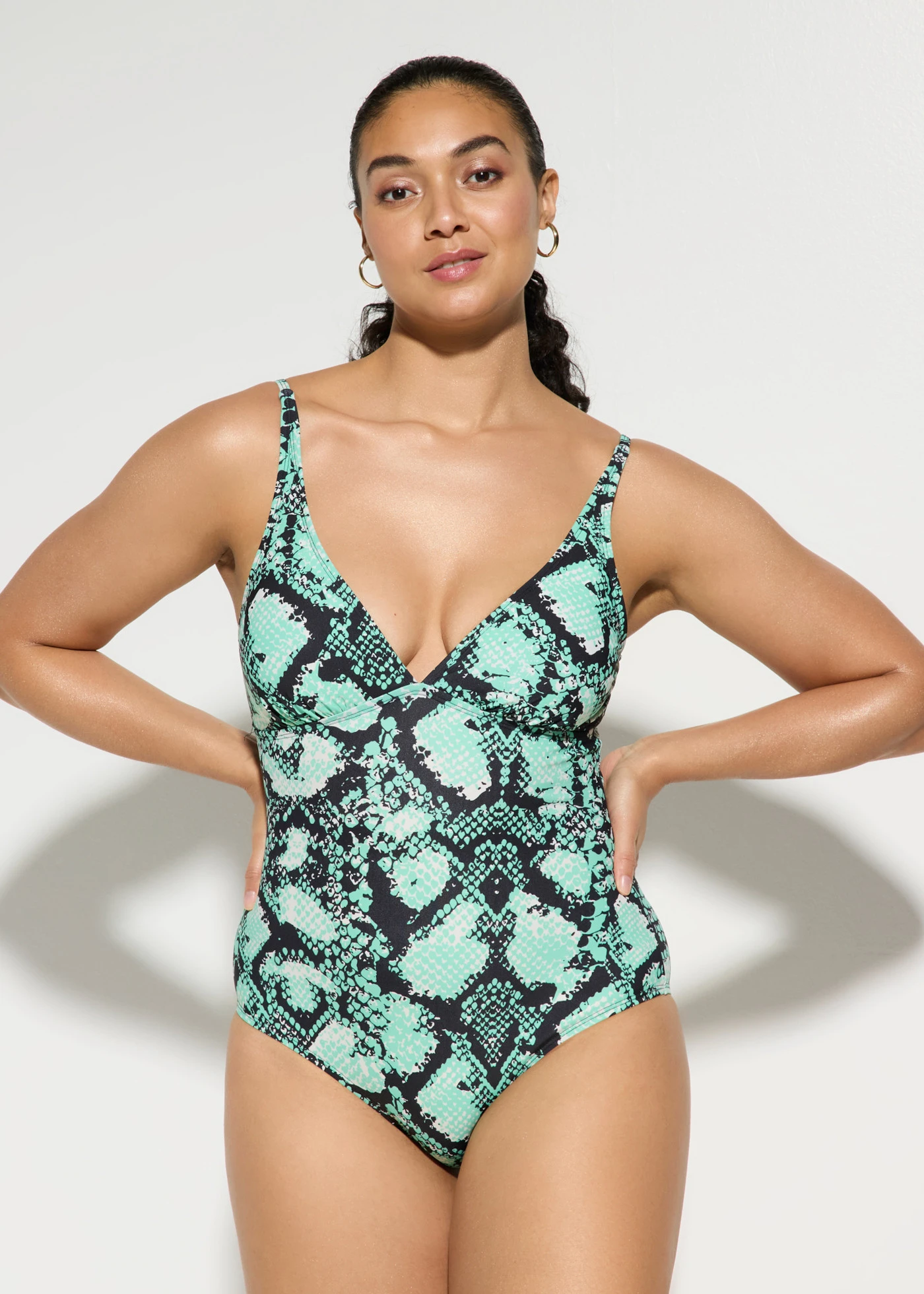 Costum de baie cu efect de modelare ușor, cu bretele reglabile • verde-mentol-negru cu imprimeu șarpe • magazin bonprix