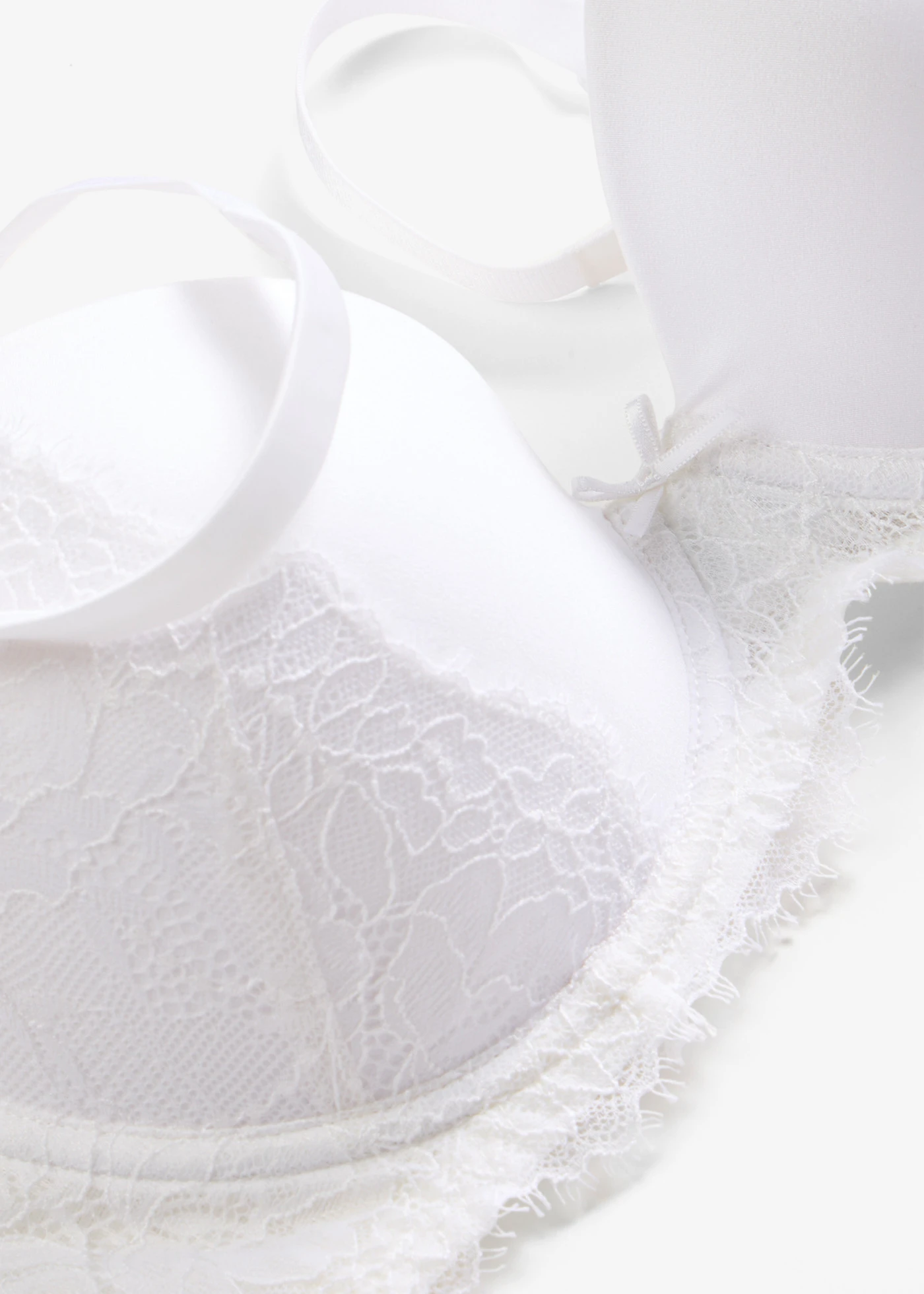 Soutien-gorge à coques en matière brillante • blanc • Boutique bonprix