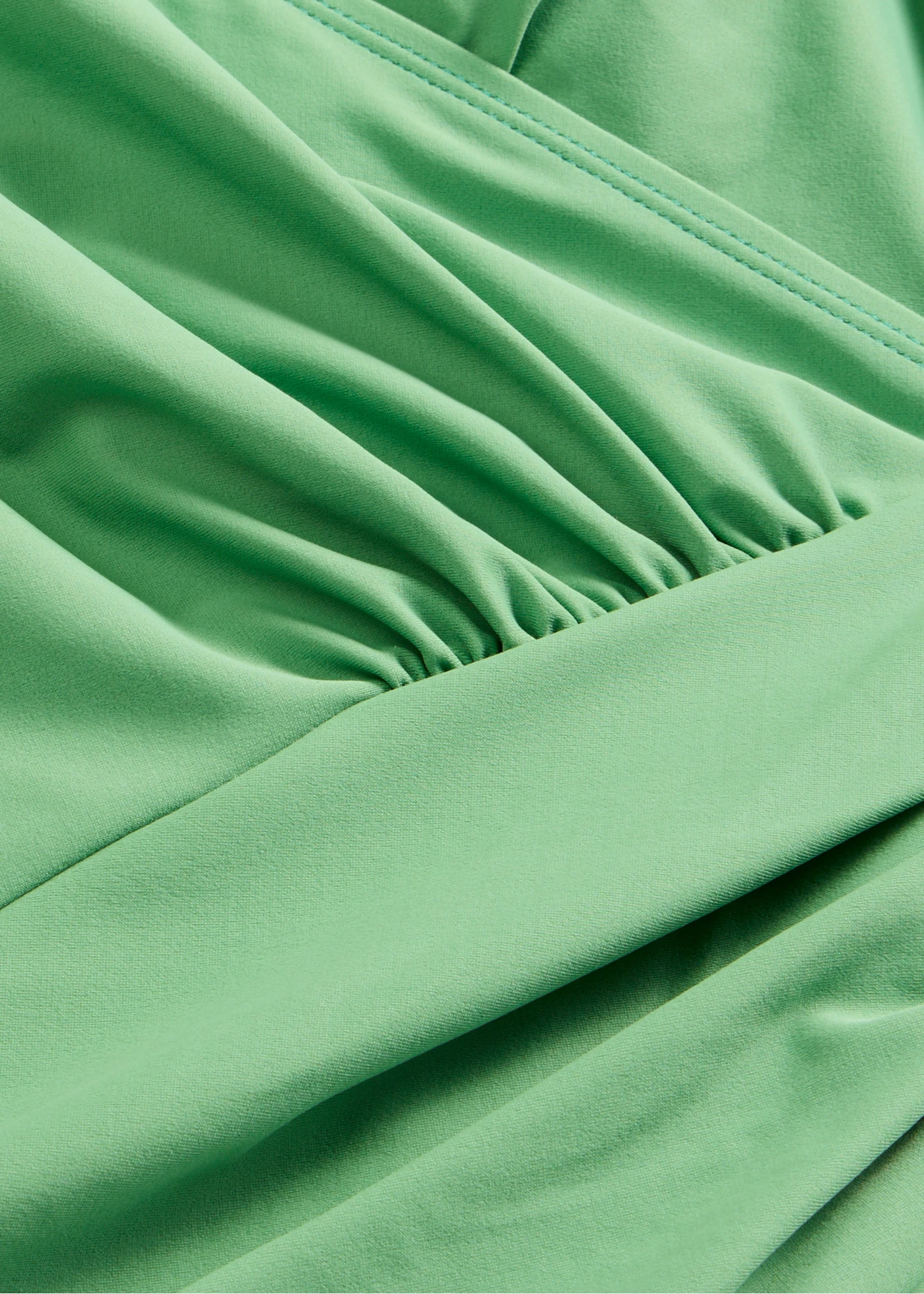 Maillot 1 pièce sculptant et croisé, maintien modéré • vert lierre • Boutique bonprix