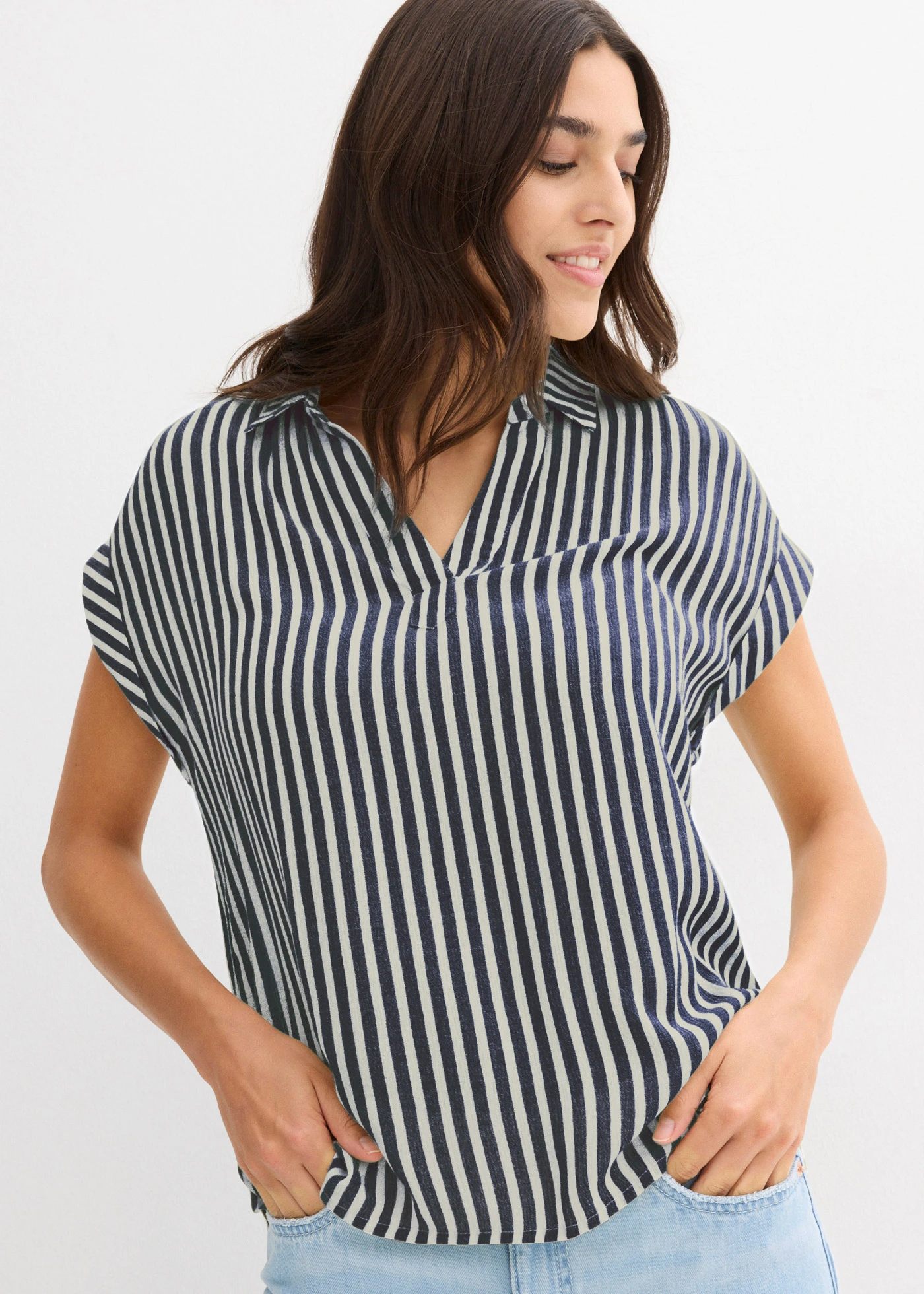 Blouse manches courtes en viscose fluide • bleu foncé/blanc rayé • Boutique bonprix